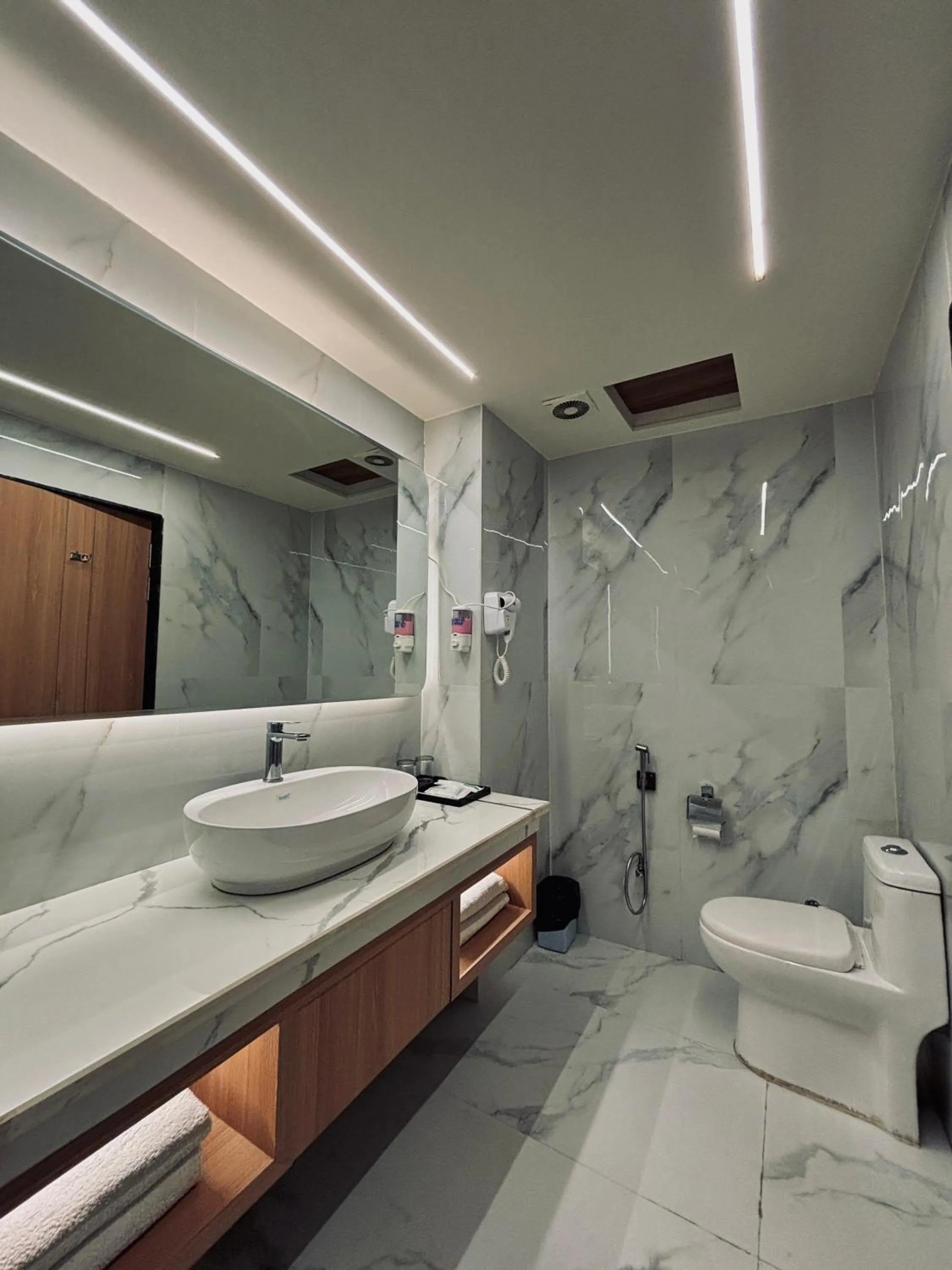 Toilet in Taj Inn Hotel