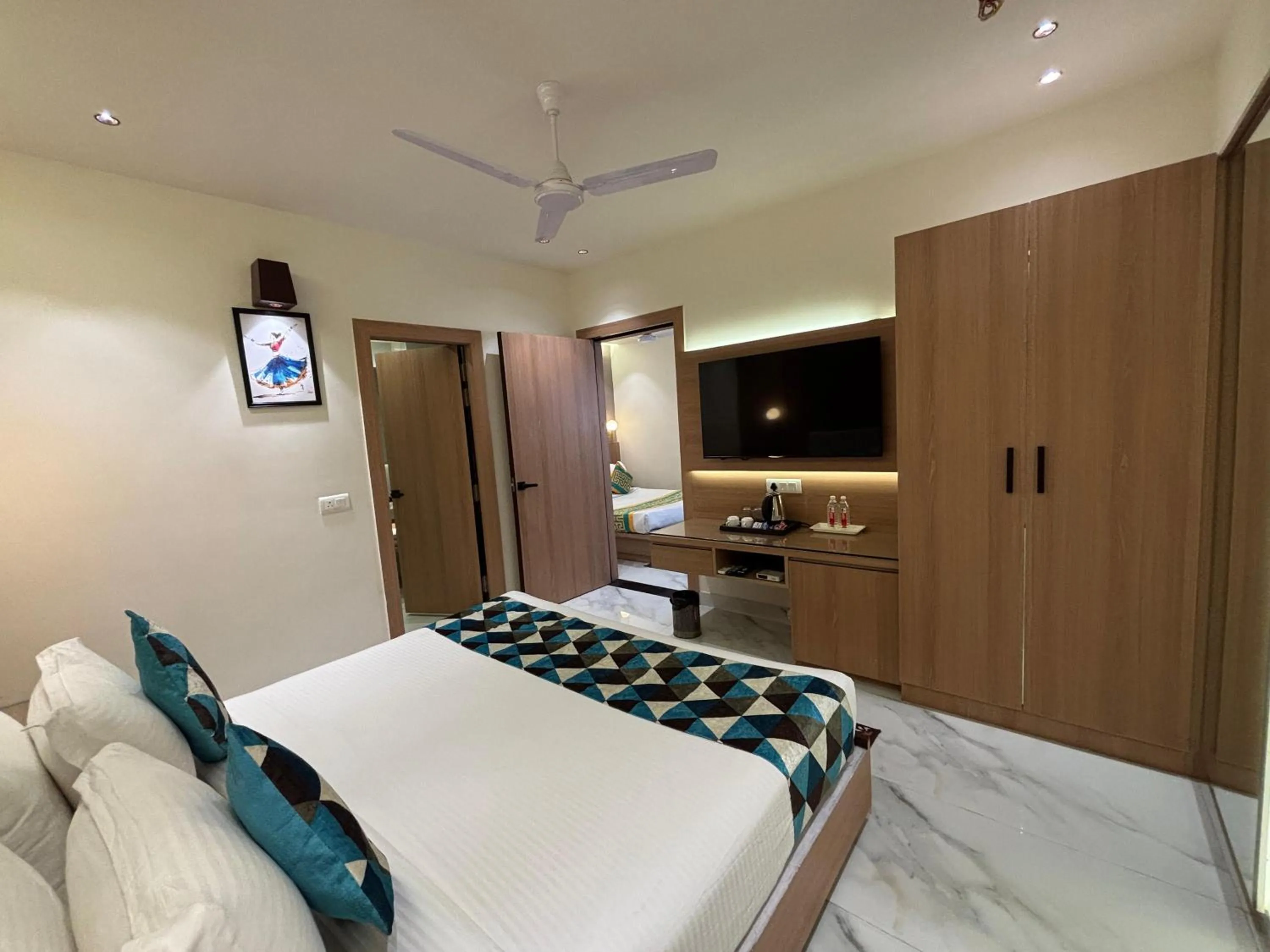 Communal lounge/ TV room, Bed in Taj Inn Hotel