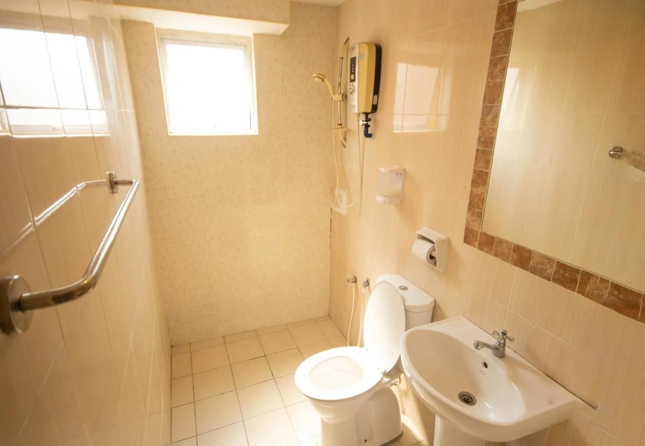 Toilet in Sun Inns Hotel Kota Damansara Near Hospital Sungai Buloh