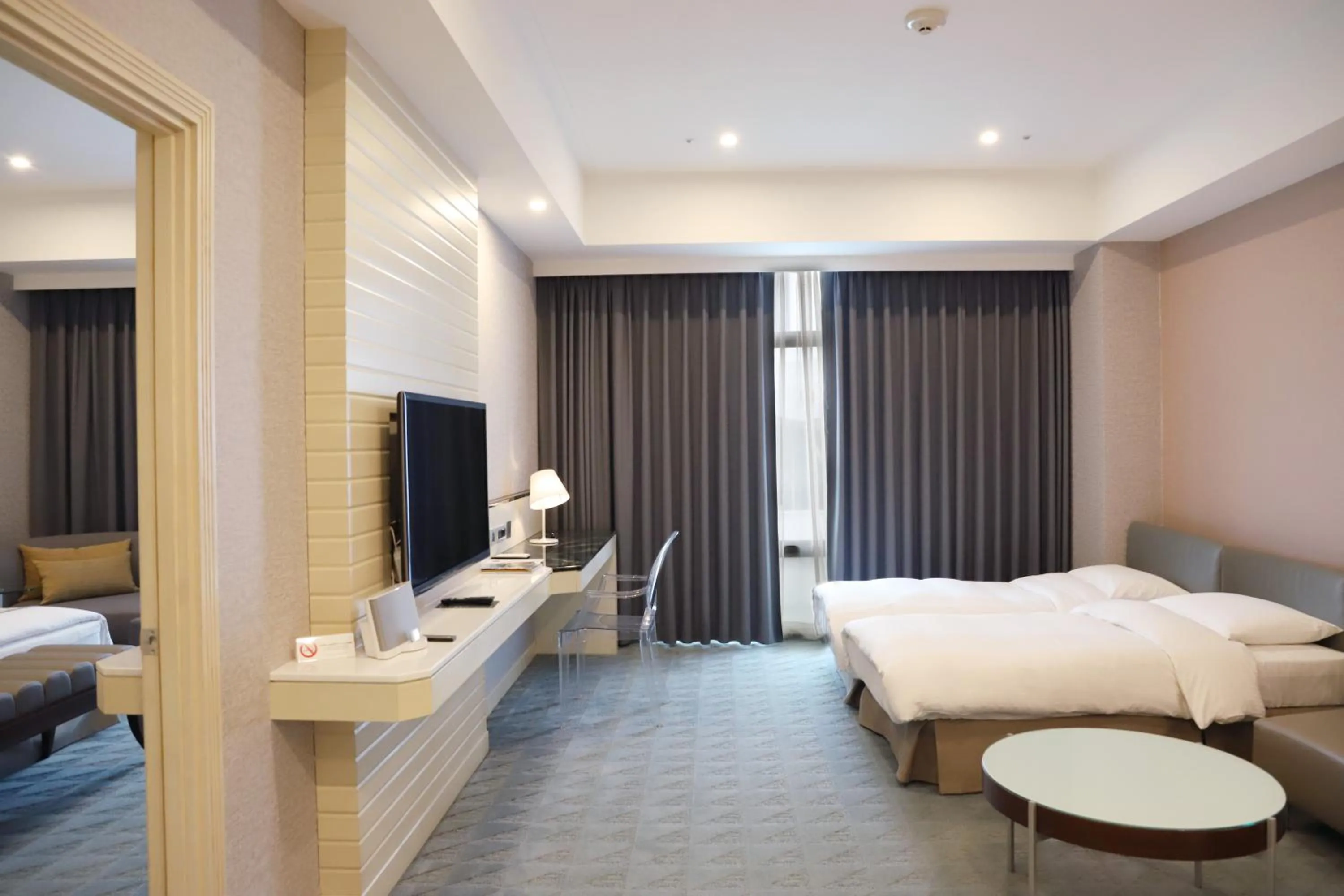 Bedroom, Bed in Grand Victoria Hotel