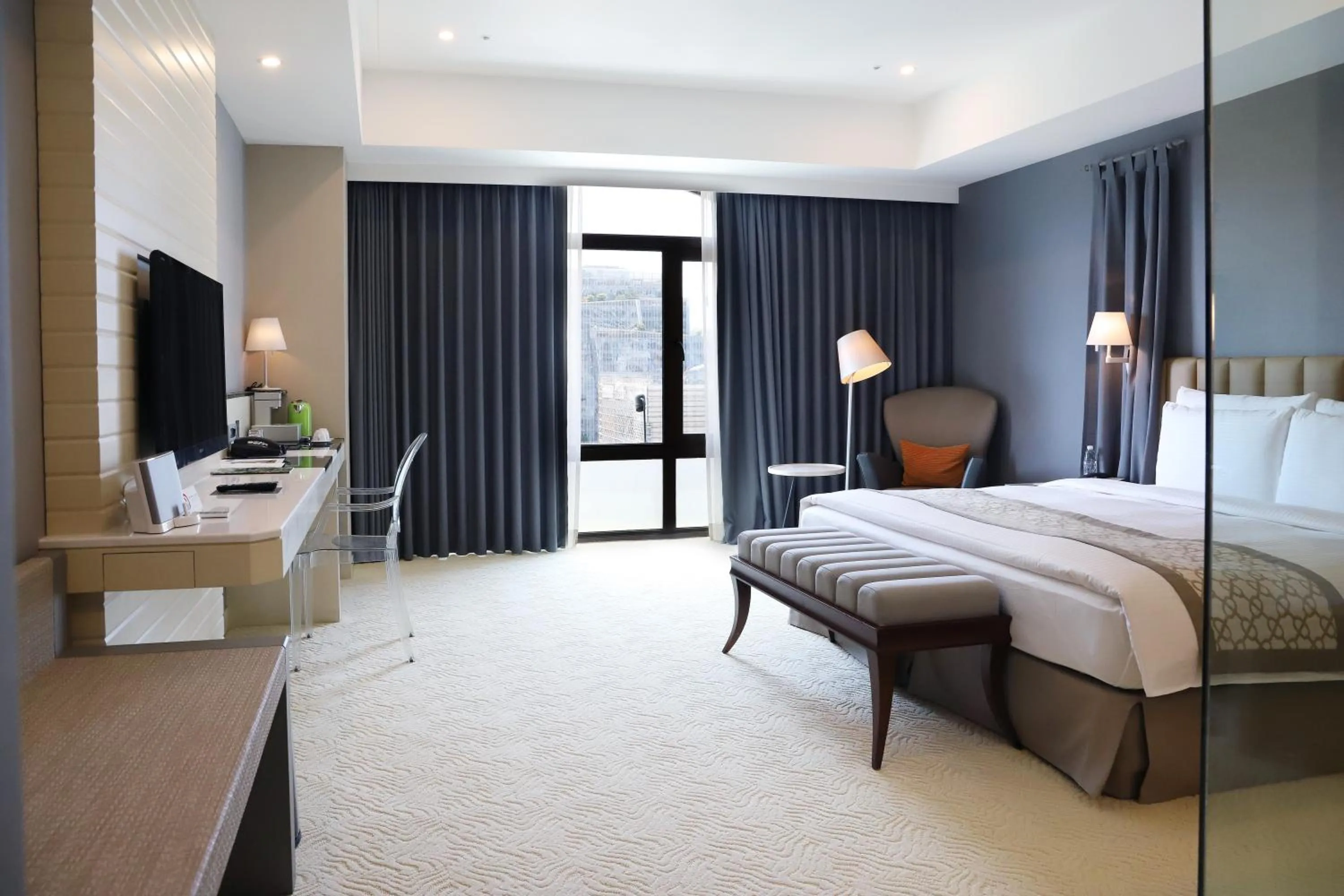 Bedroom, Bed in Grand Victoria Hotel