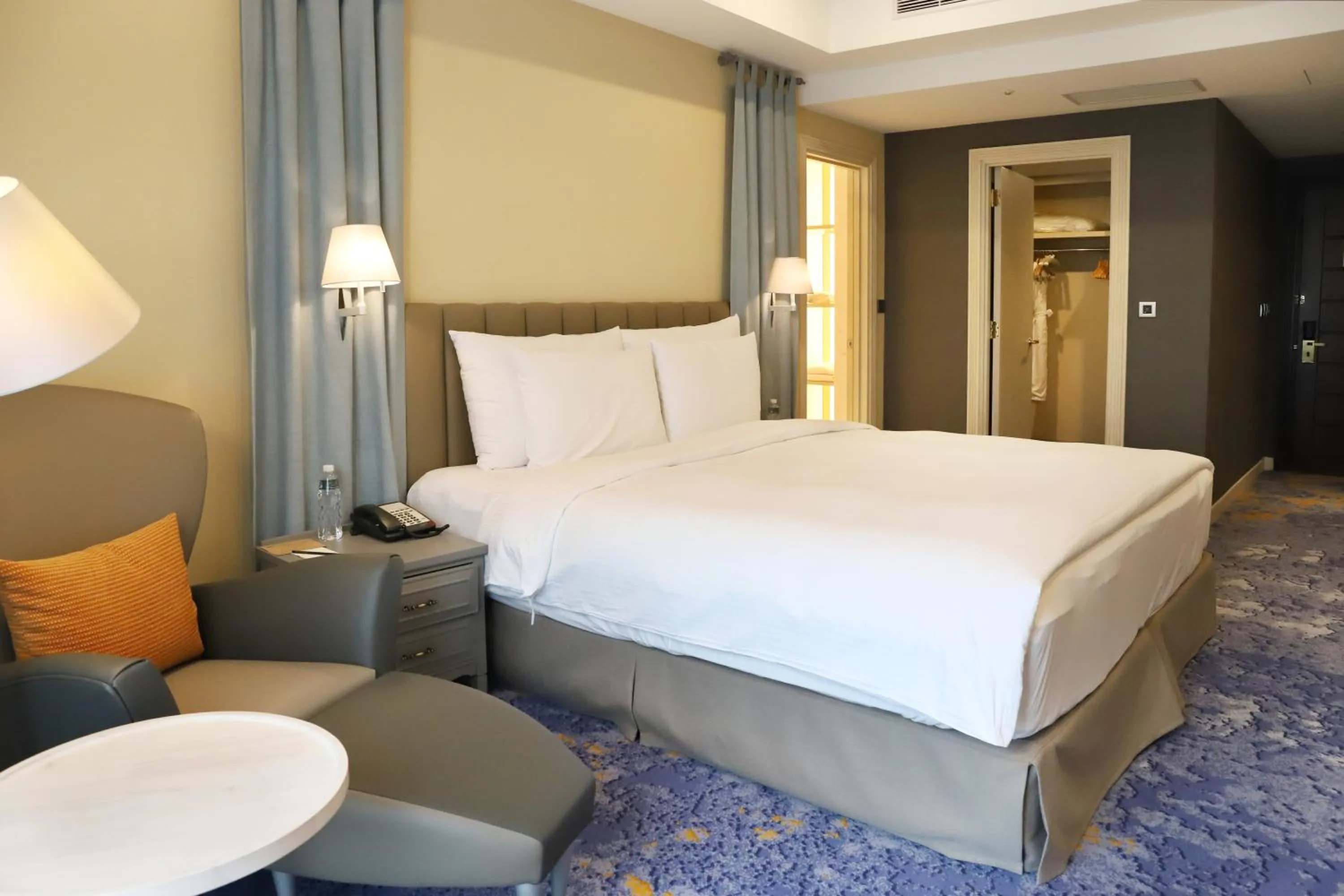 Bed in Grand Victoria Hotel