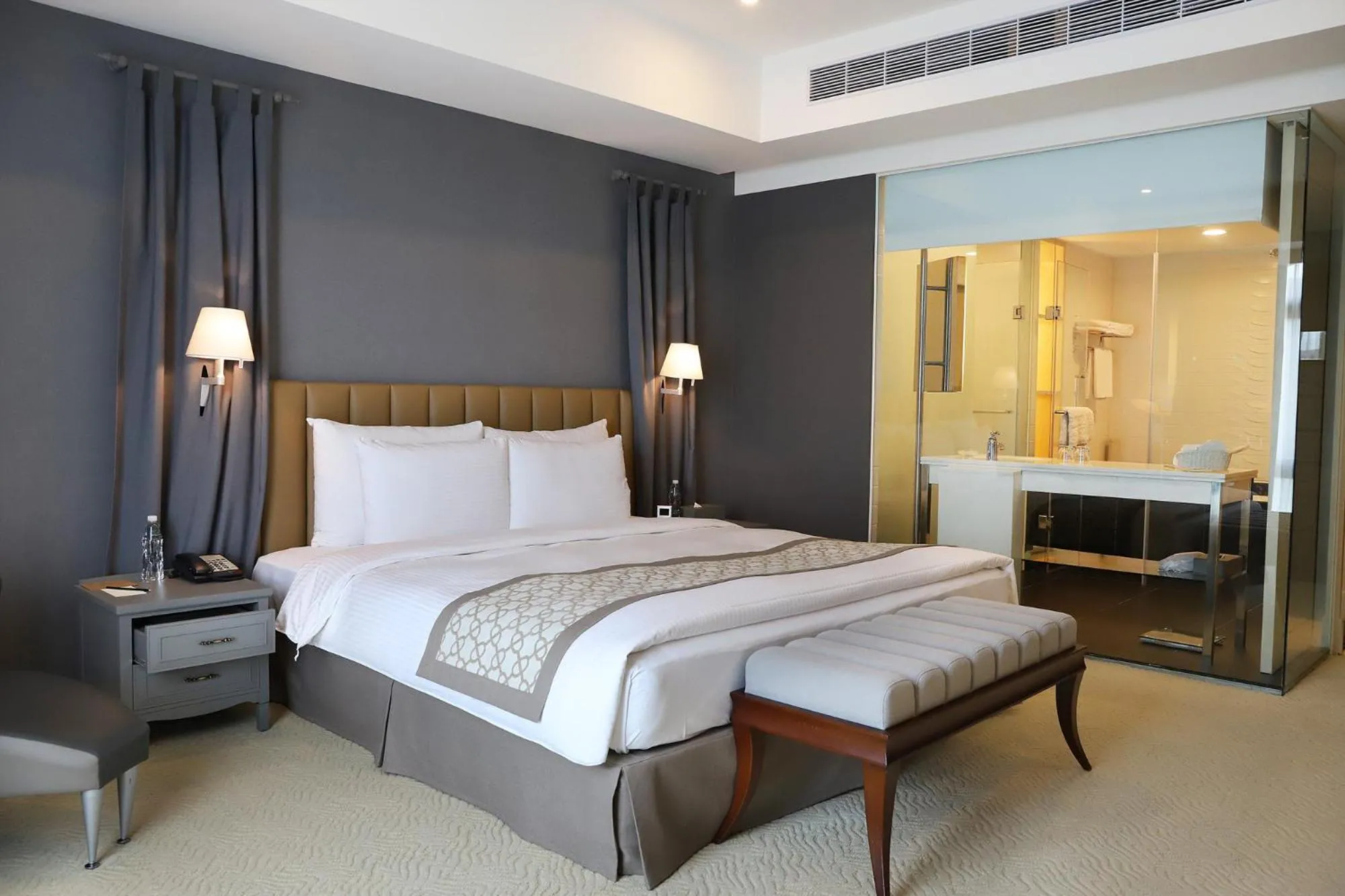 Bedroom, Bed in Grand Victoria Hotel