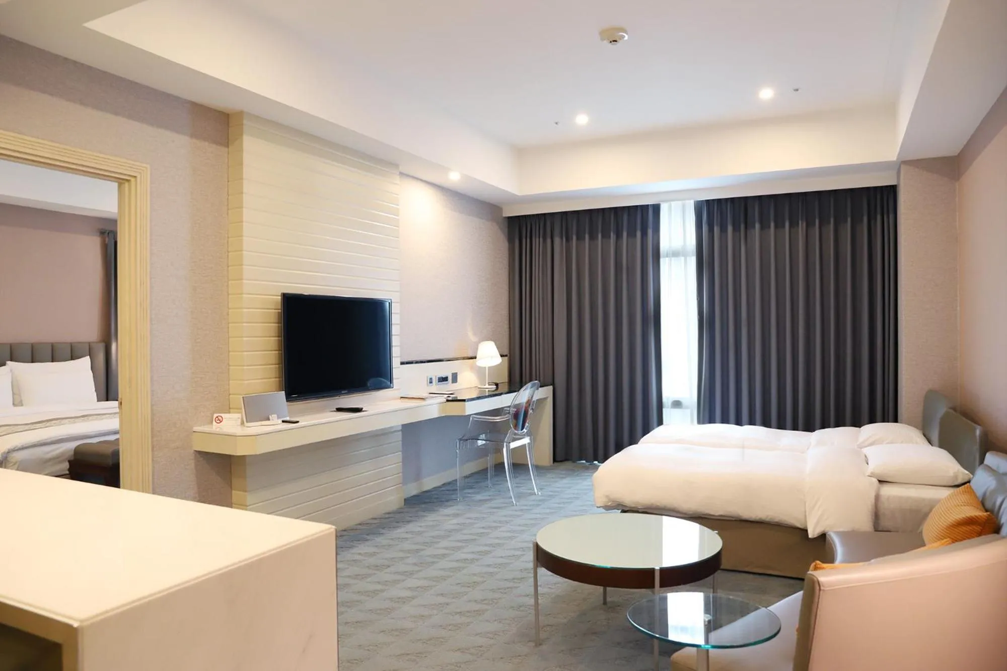 Living room, Bed in Grand Victoria Hotel