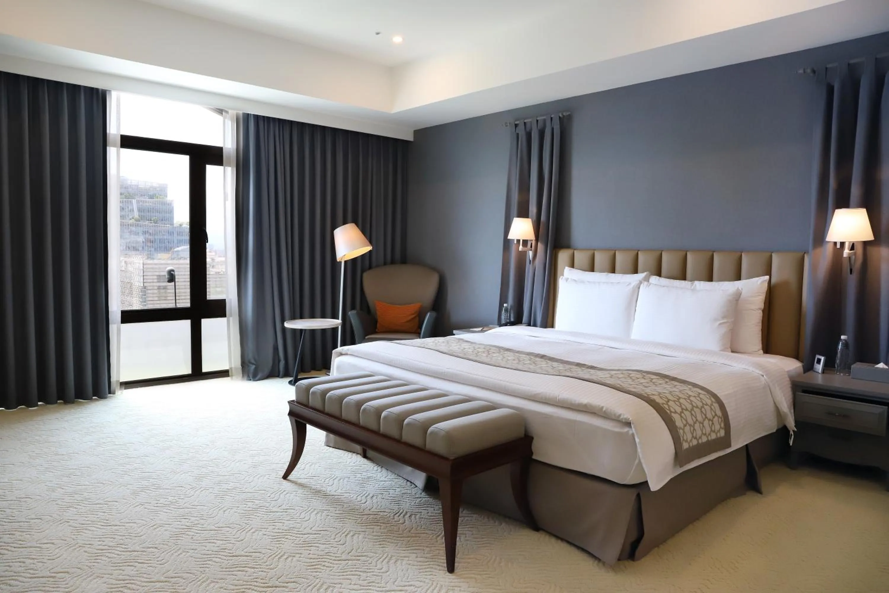 Bedroom, Bed in Grand Victoria Hotel