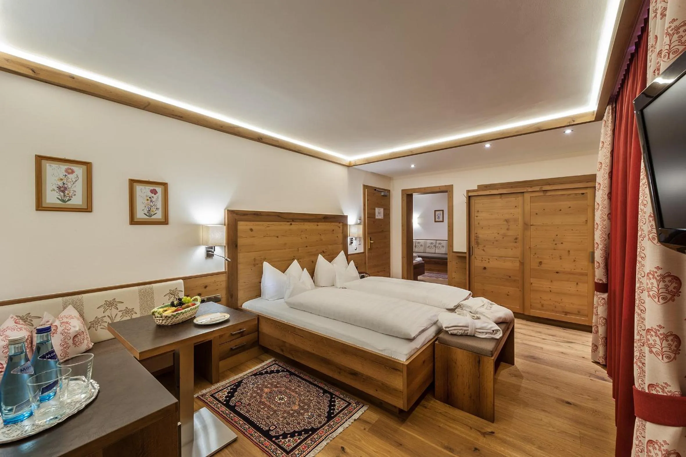 Shower, Bed in Ferienhotel Sonnenhof