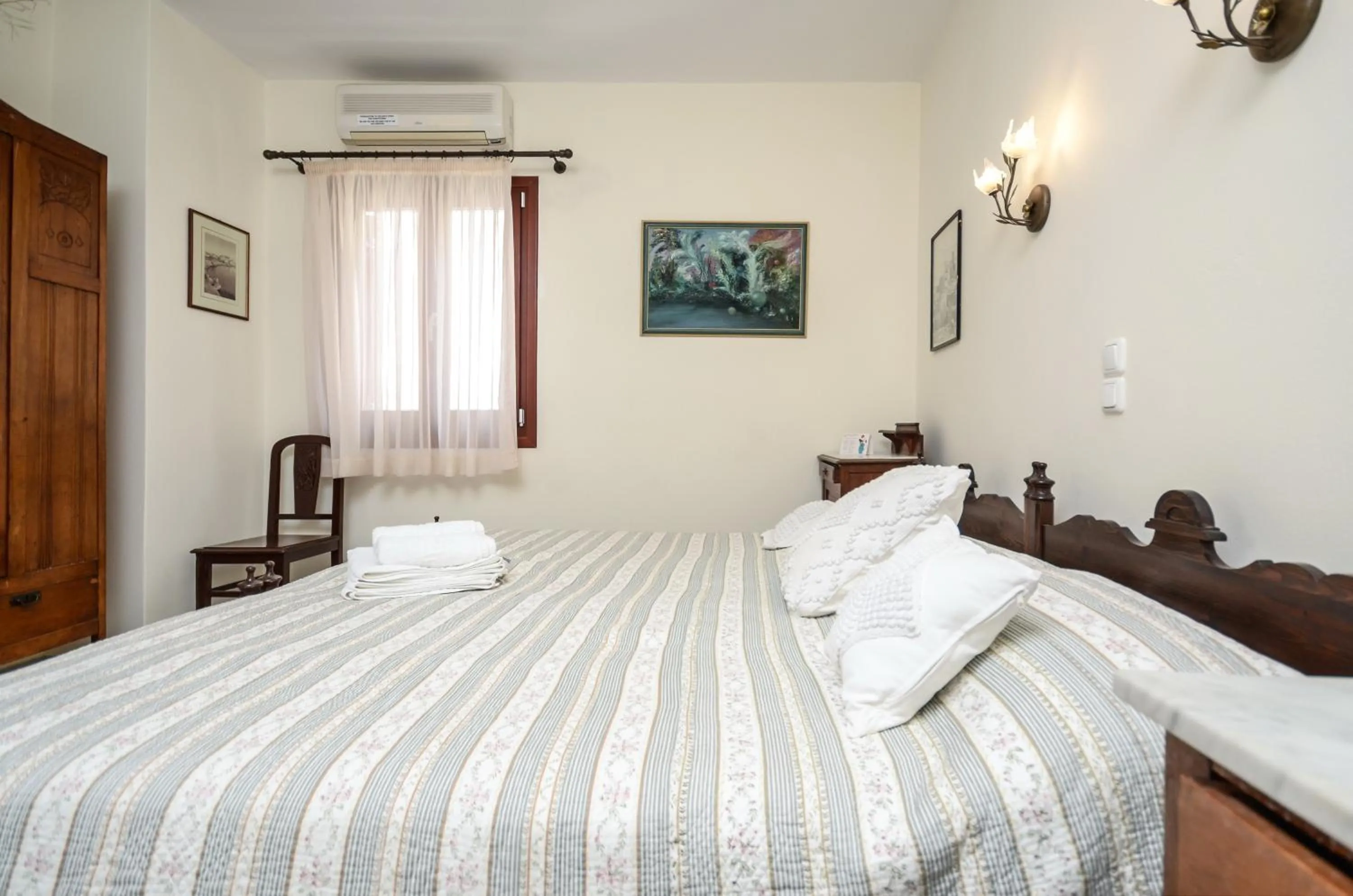 Photo of the whole room, Bed in Chateau Zevgoli