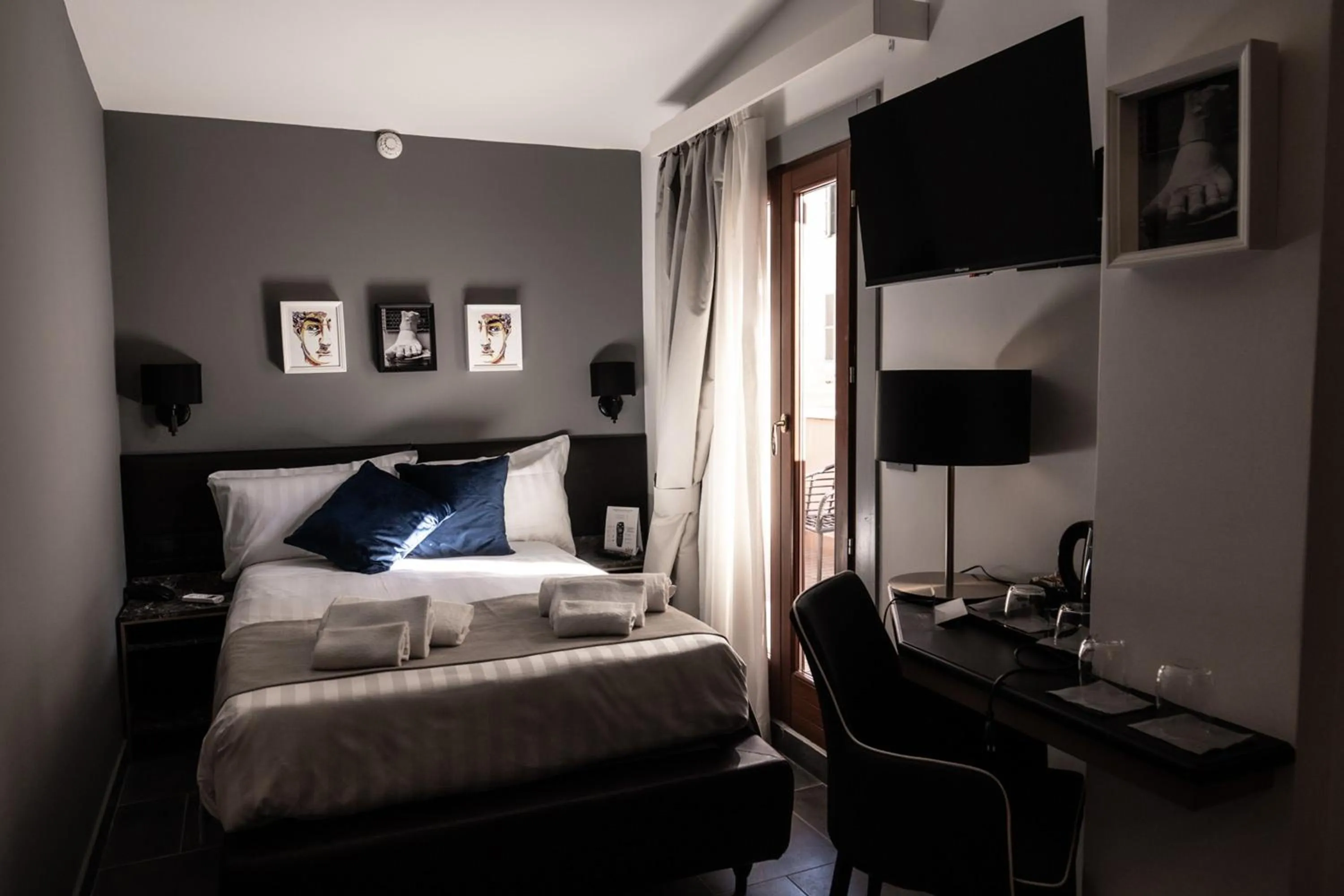 Photo of the whole room, Bed in Relais Manzoni