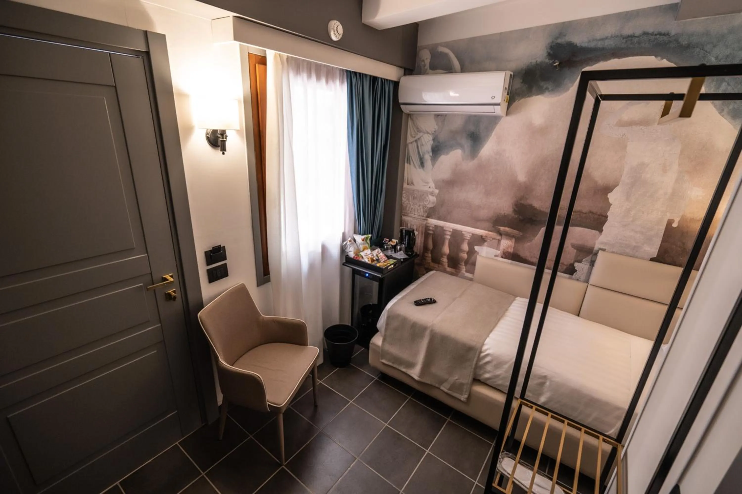 Photo of the whole room, Bed in Relais Manzoni