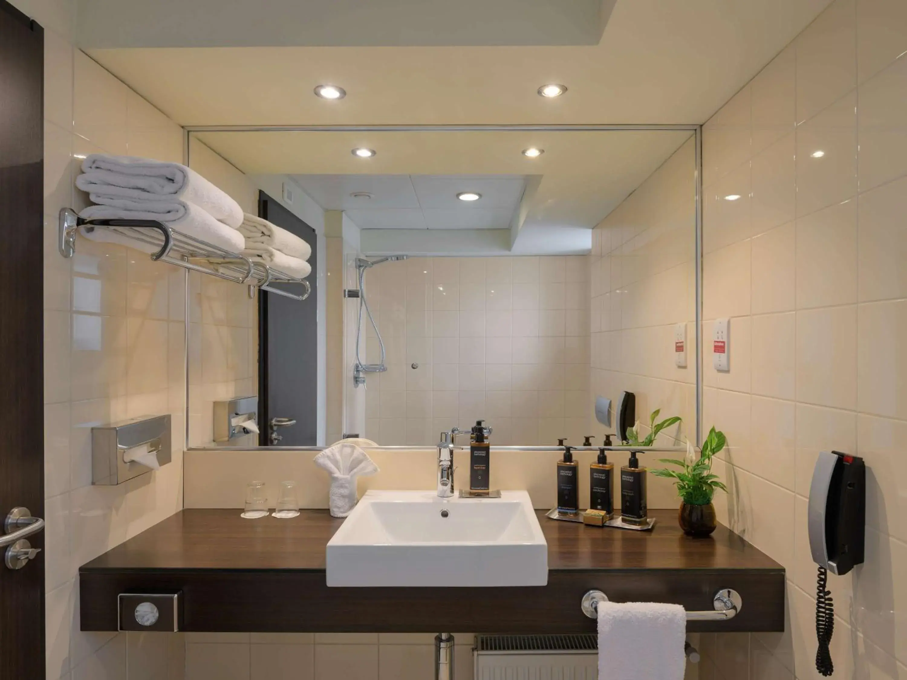 Bathroom in Bucharest Unirii Square - Handwritten Collection Bathroom in Bucharest Unirii Square - Handwritten Collection