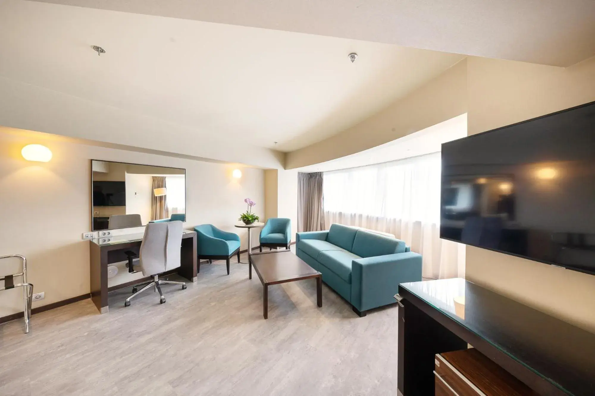 King Suite with Sofa in Bucharest Unirii Square - Handwritten Collection King Suite with Sofa in Bucharest Unirii Square - Handwritten Collection