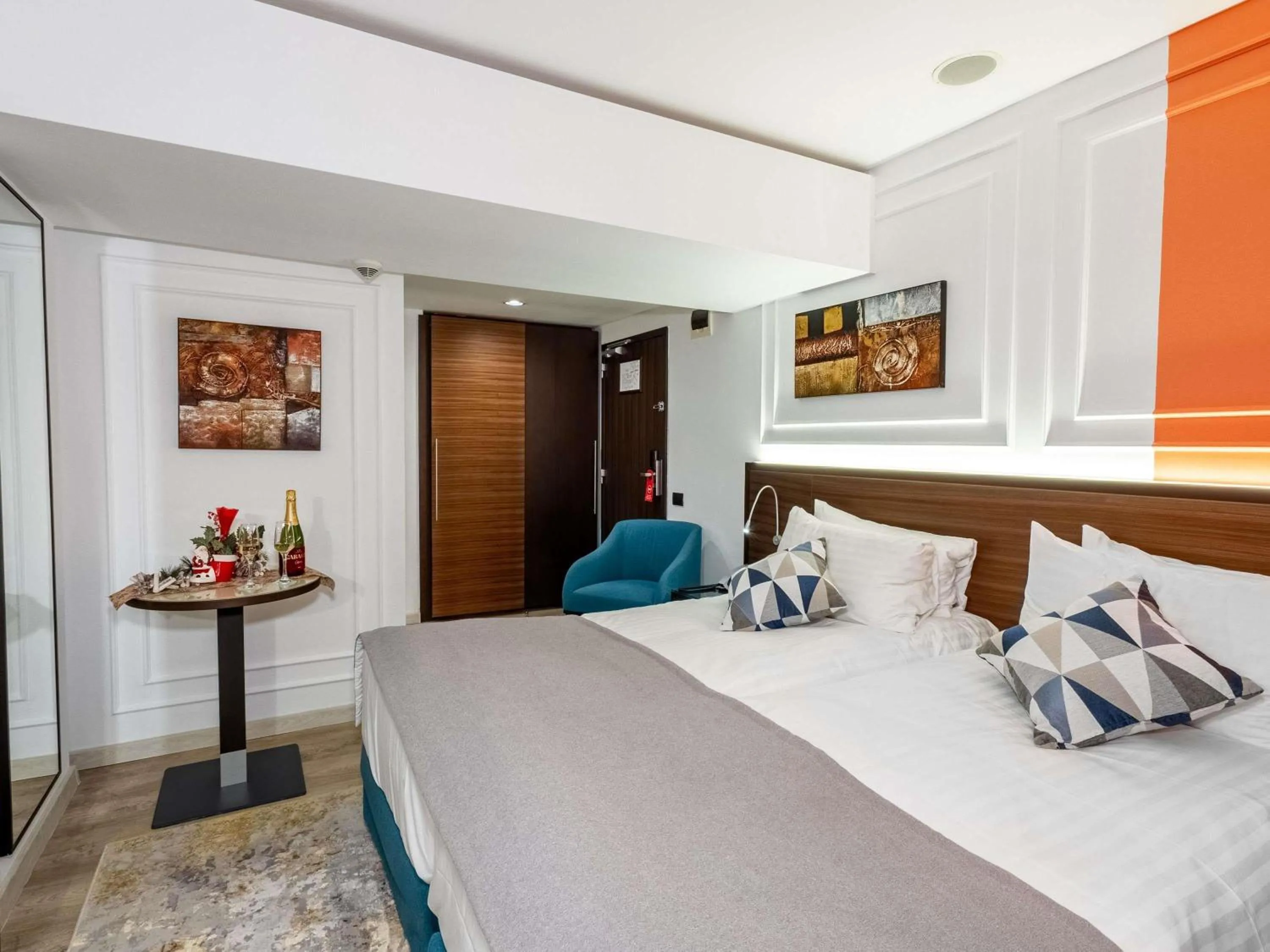 Bedroom, Bed in Bucharest Unirii Square - Handwritten Collection