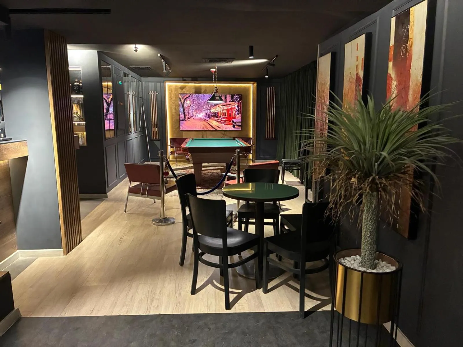 Restaurant/places to eat in Bucharest Unirii Square - Handwritten Collection