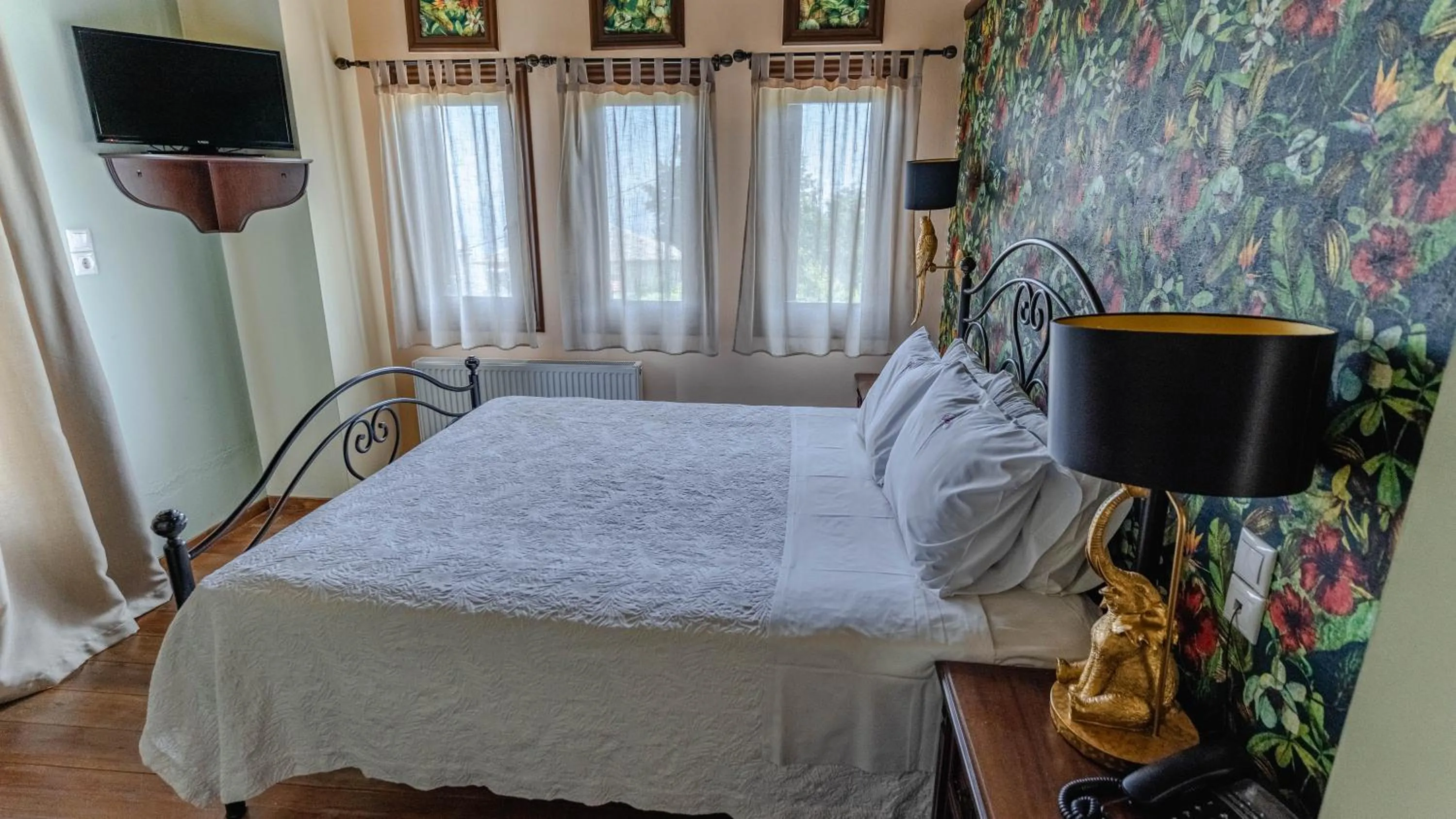 TV and multimedia, Bed in Guesthouse Iris