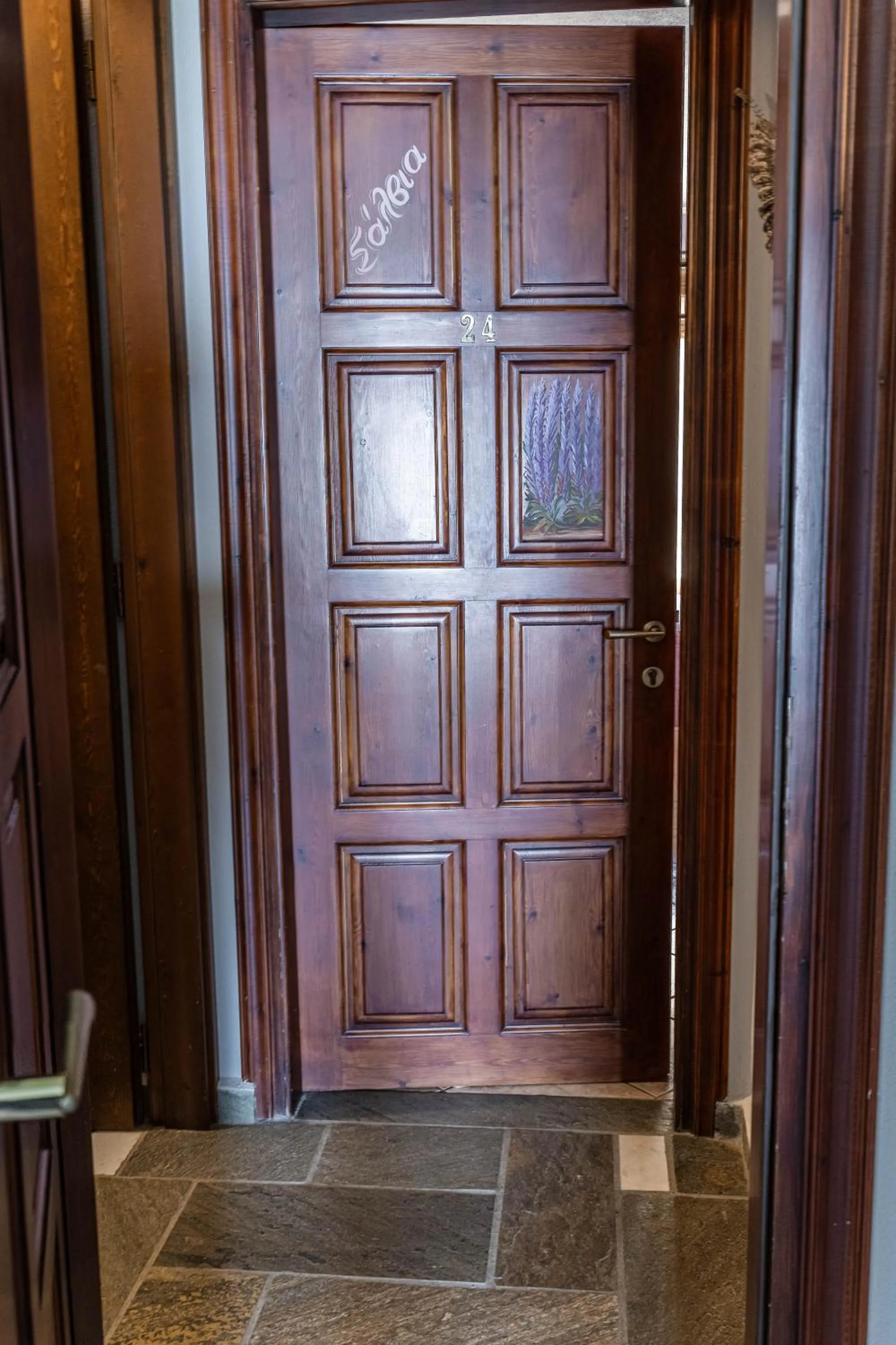 Text overlay in Guesthouse Iris