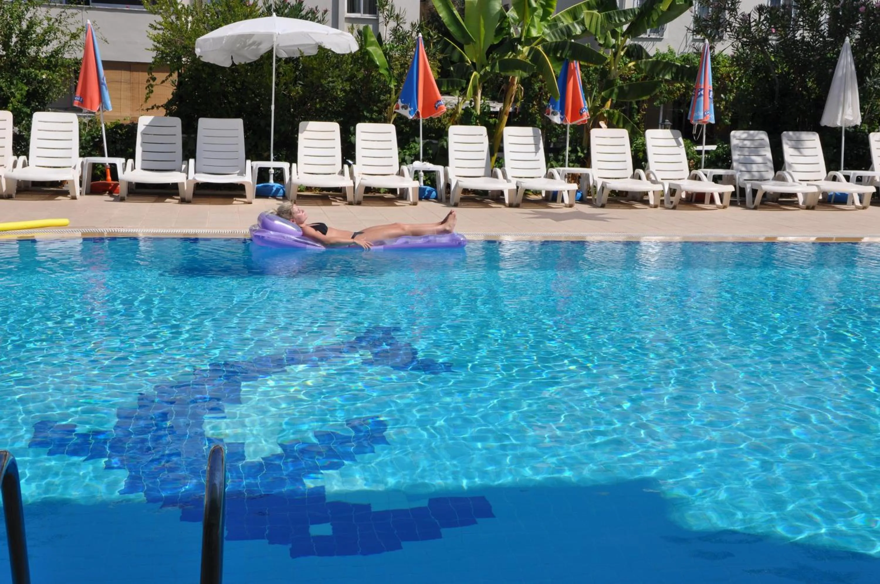 Swimming pool in Parkmar Apart