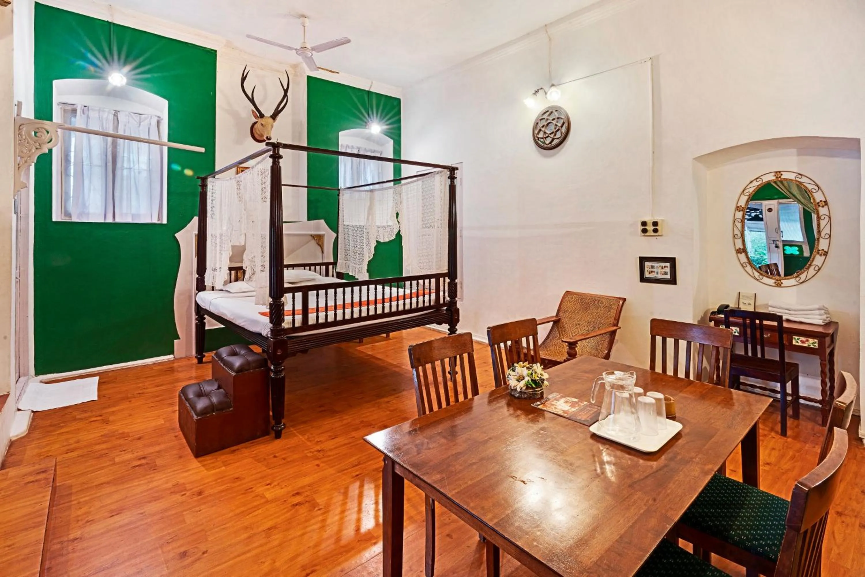 Photo of the whole room in INDeco Lake Forest