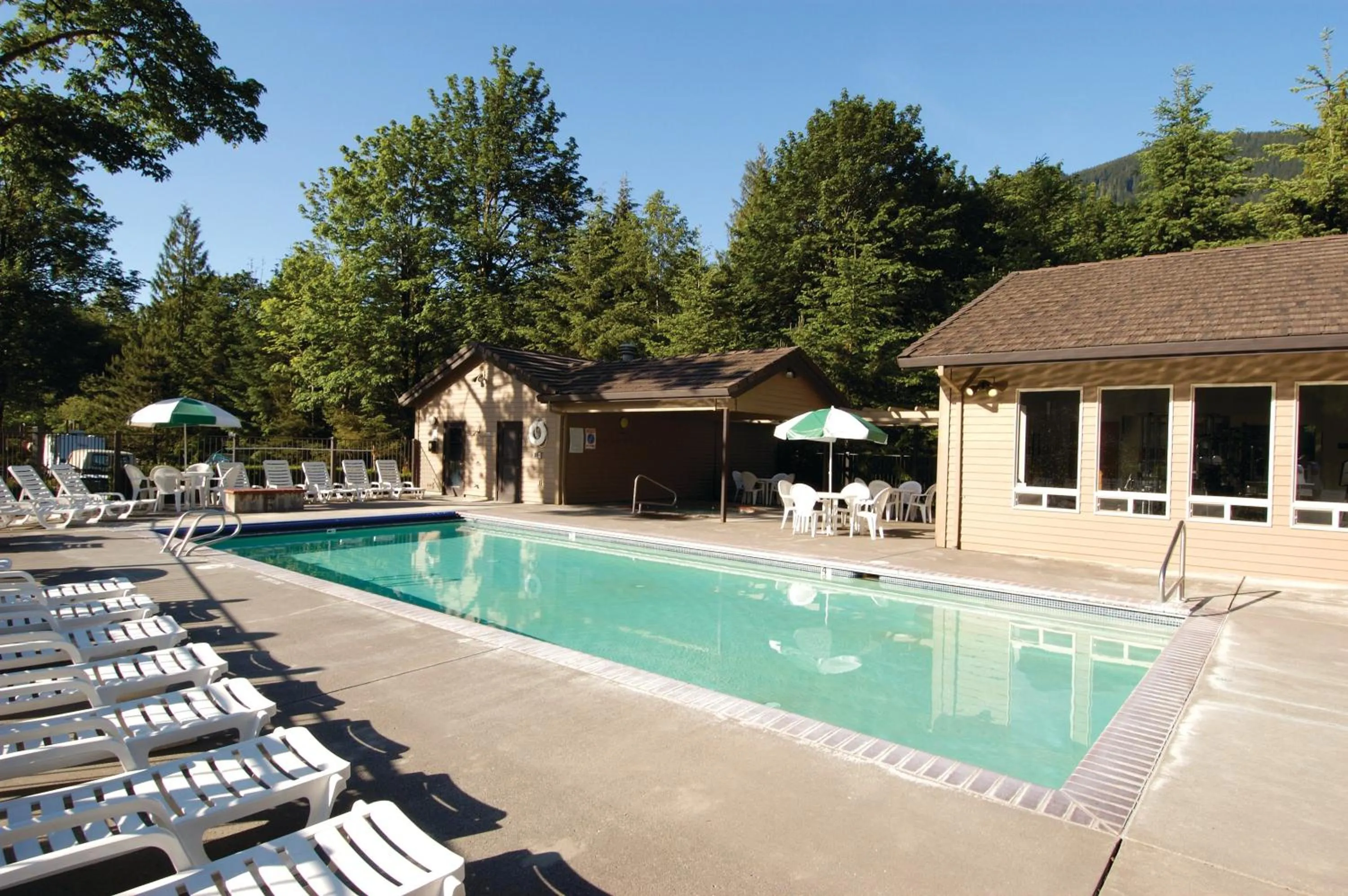 Swimming pool in Whispering Woods Resort