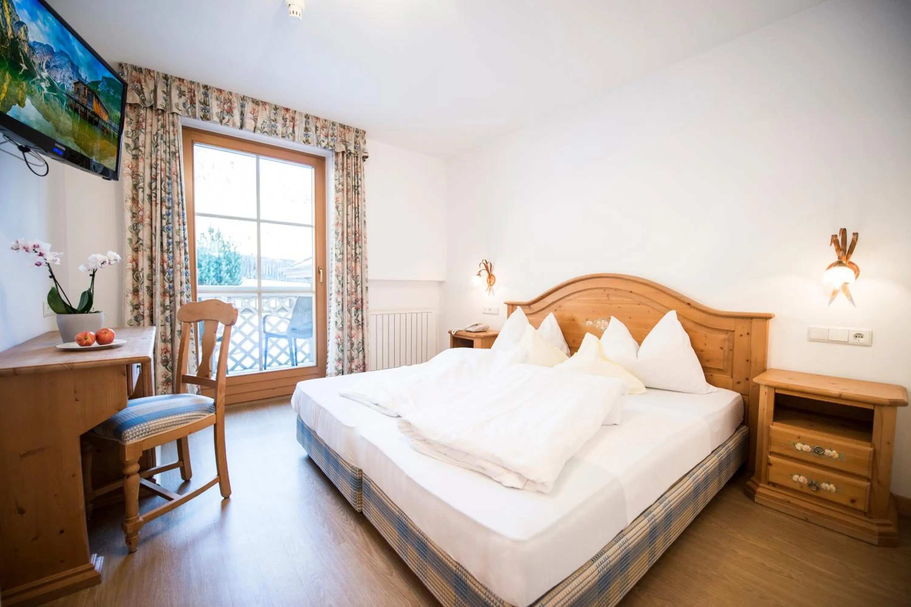 Photo of the whole room, Bed in Turmhotel Gschwendt