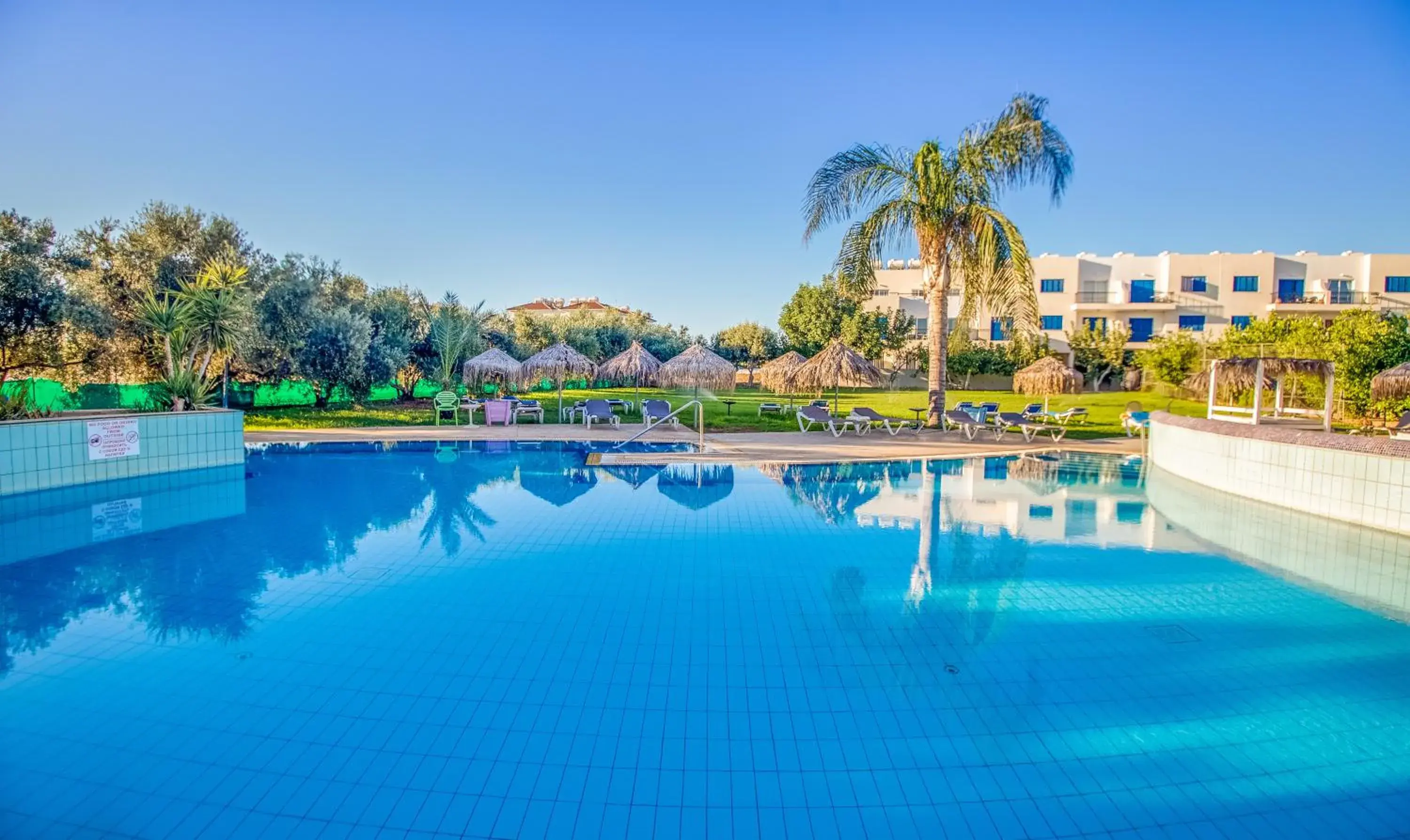 Swimming pool in Captain Karas Holidays Apartments Swimming pool in Captain Karas Holidays Apartments