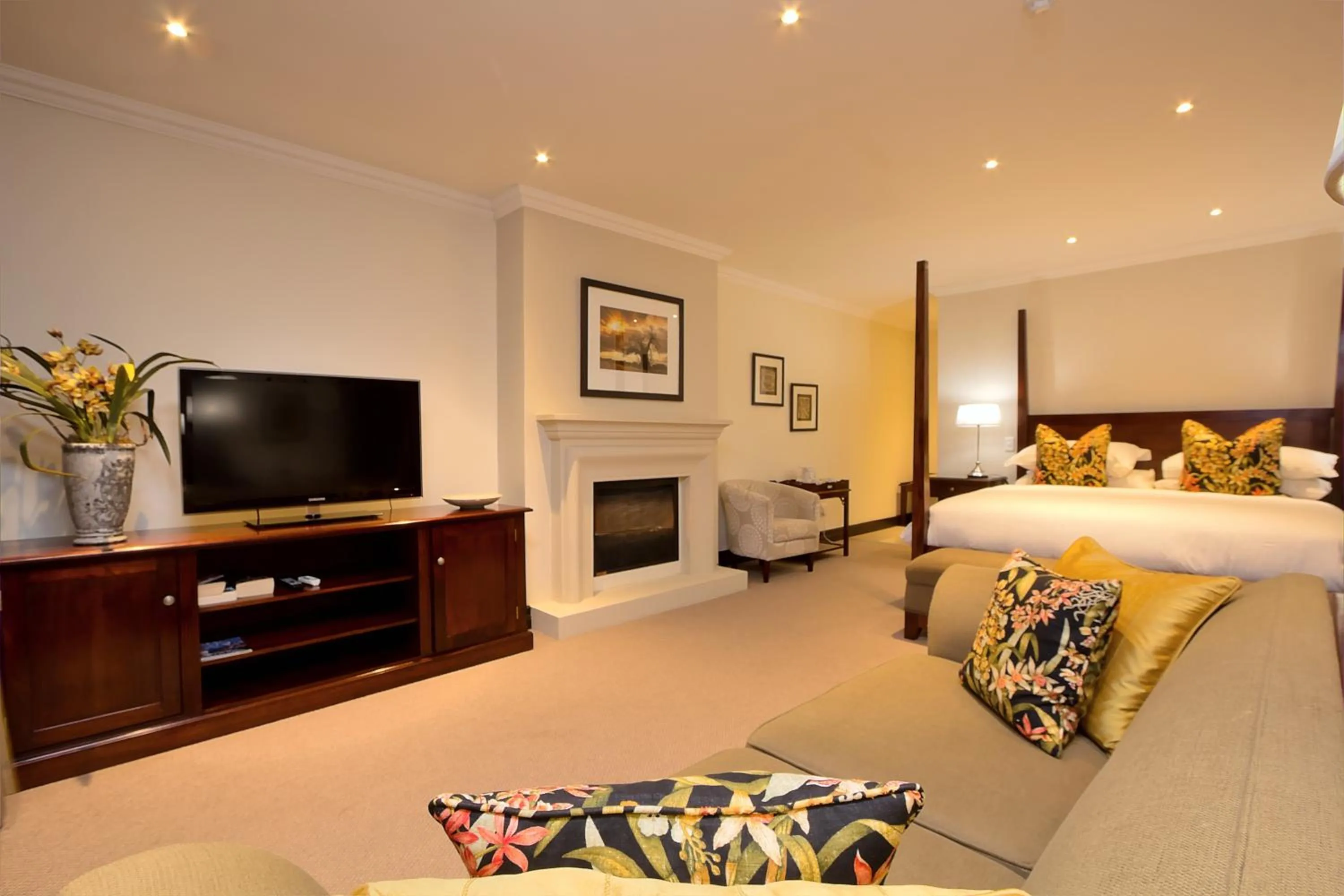 TV and multimedia, Bed in The Syrene Boutique Hotel