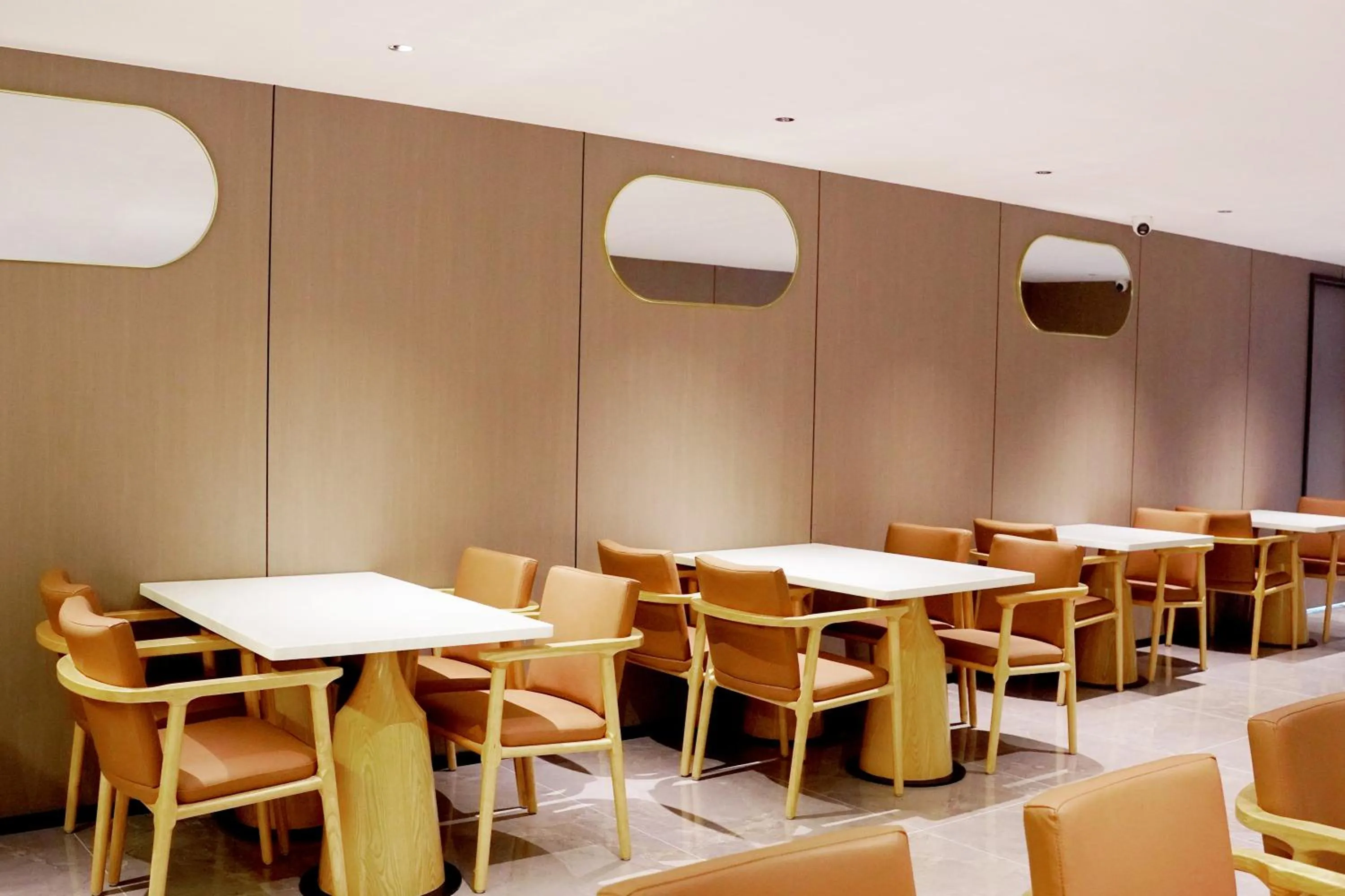 Restaurant/places to eat in Spb Paradise Hotel