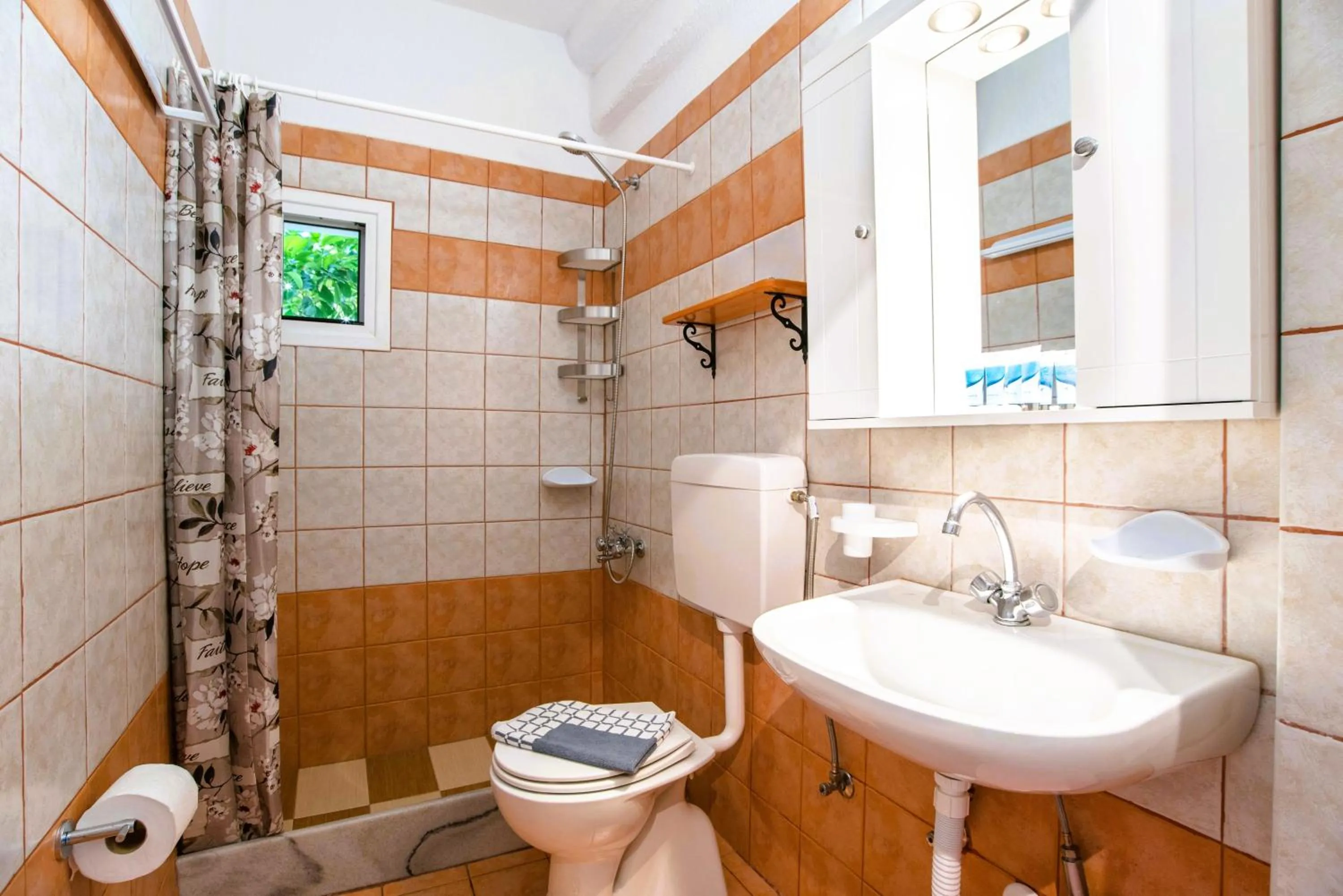 Shower in Kontaratos Studios & Apartments