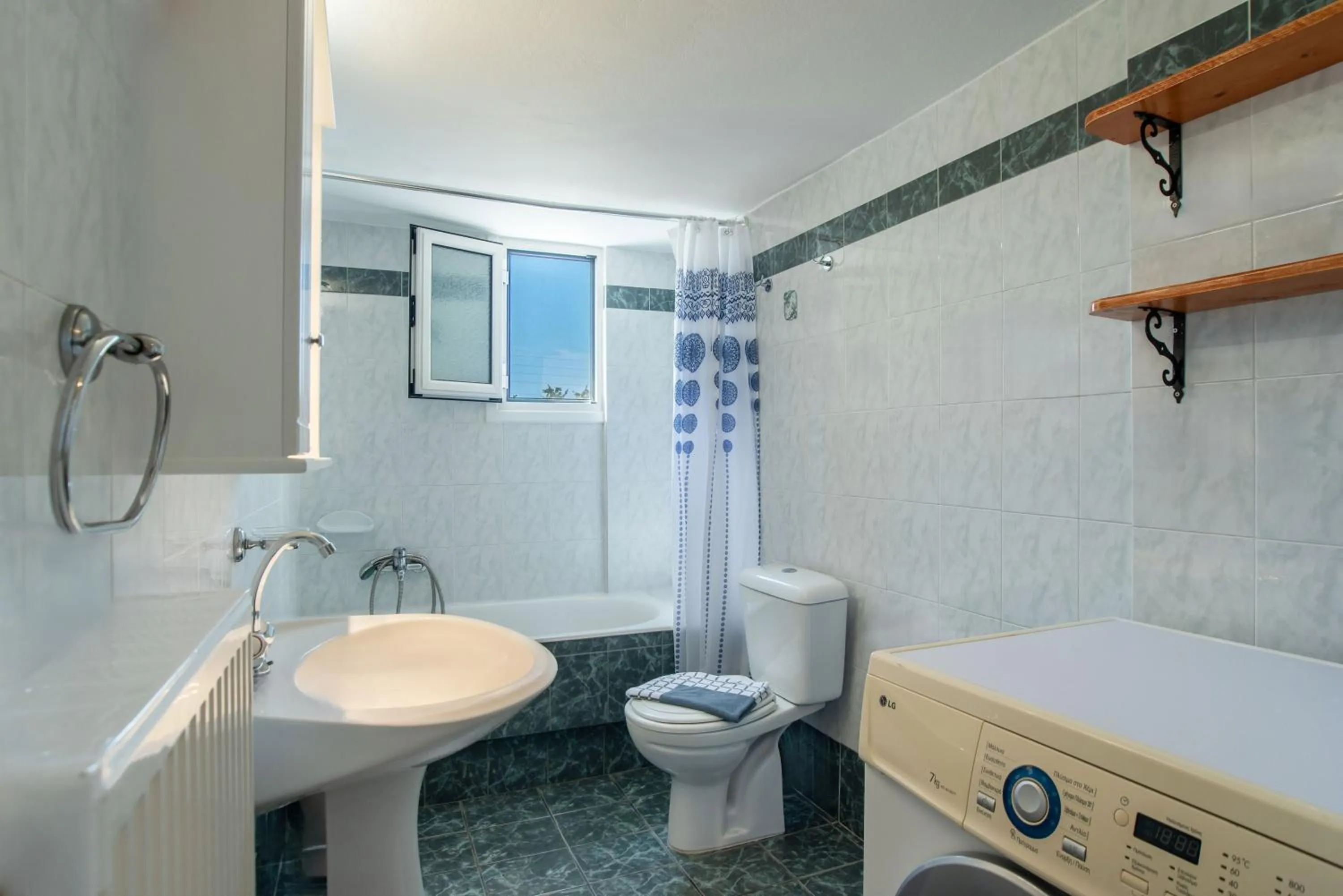 Shower in Kontaratos Studios & Apartments