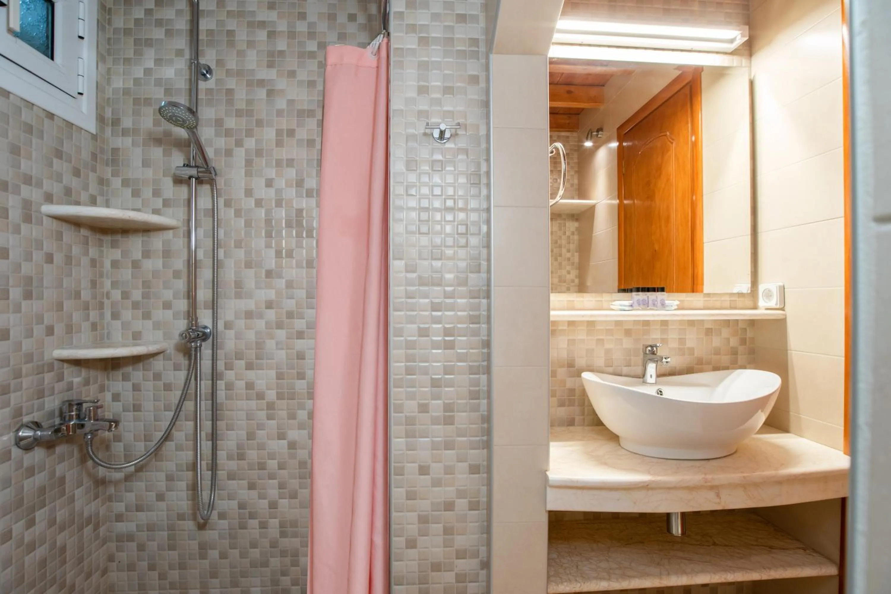 Shower in Kontaratos Studios & Apartments