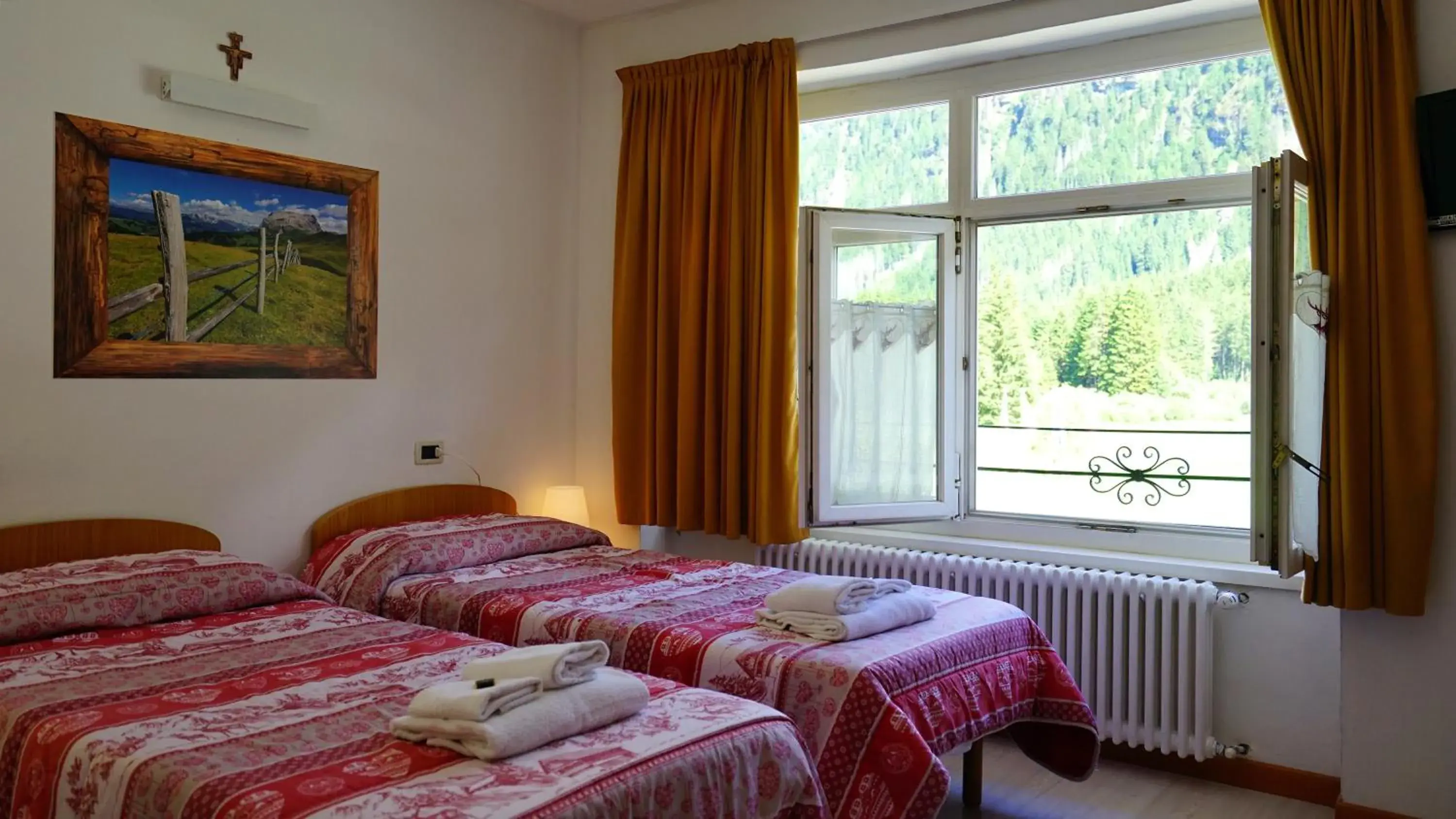 Twin Room with Bathroom - single occupancy in Soggiorno Dolomiti Twin Room with Bathroom - single occupancy in Soggiorno Dolomiti