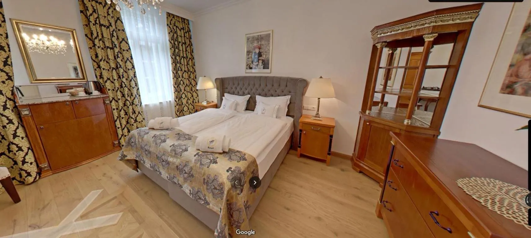 Photo of the whole room, Bed in Hotel "Friedrich-Franz-Palais"