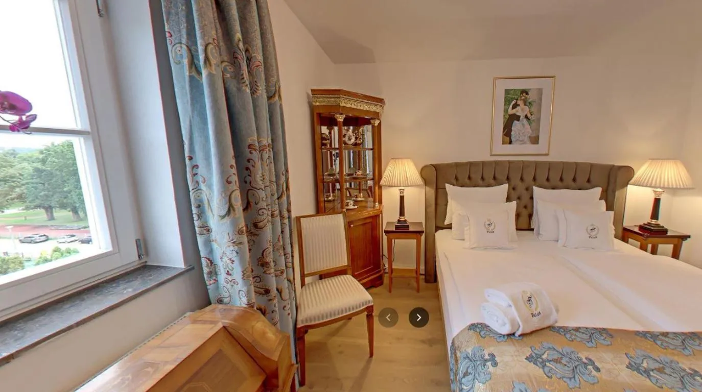 Photo of the whole room, Bed in Hotel "Friedrich-Franz-Palais"