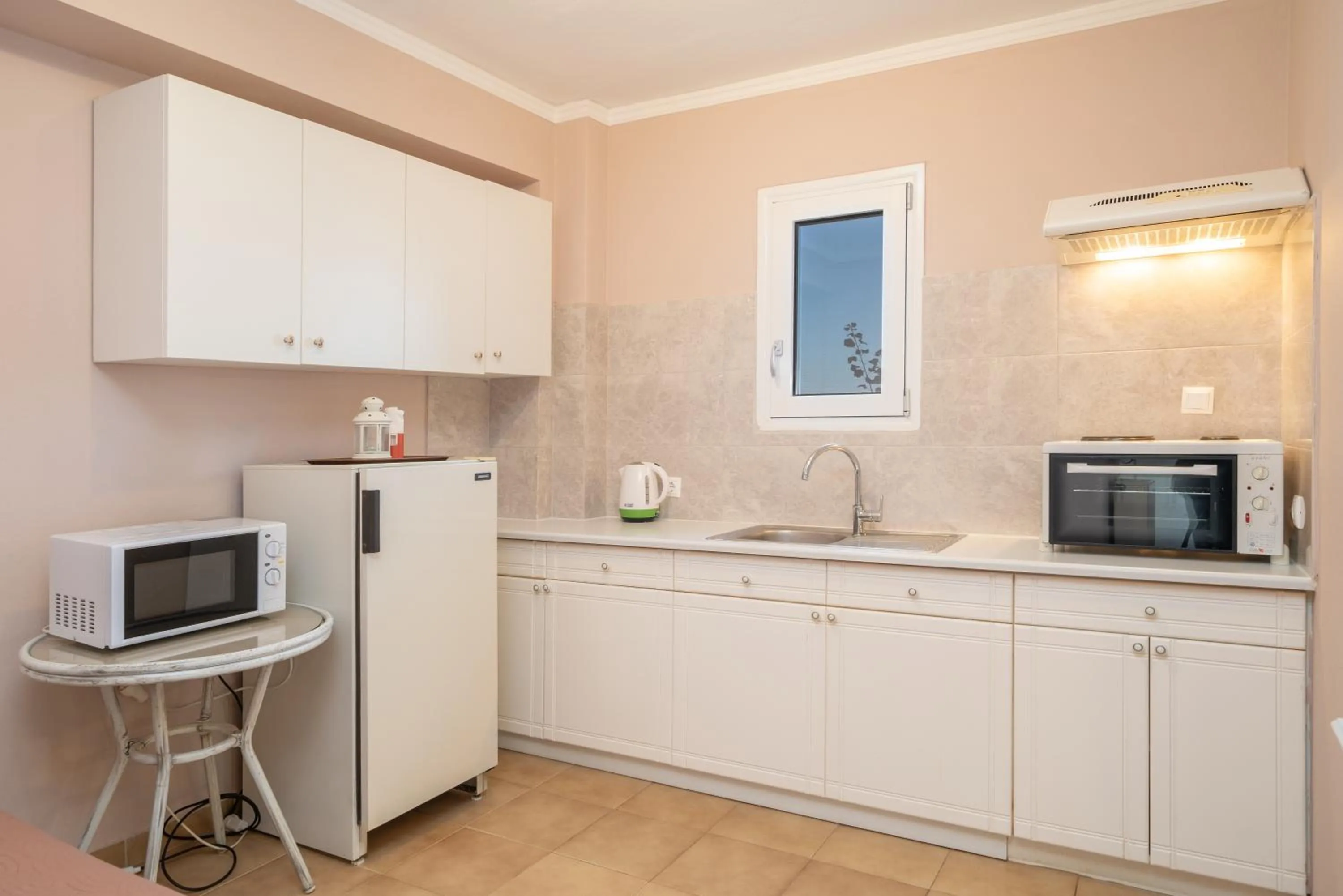 microwave in Stella Hotel Apartments