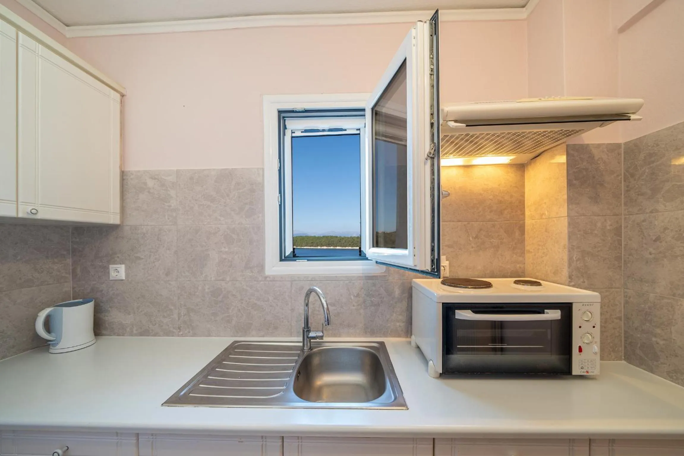 oven in Stella Hotel Apartments