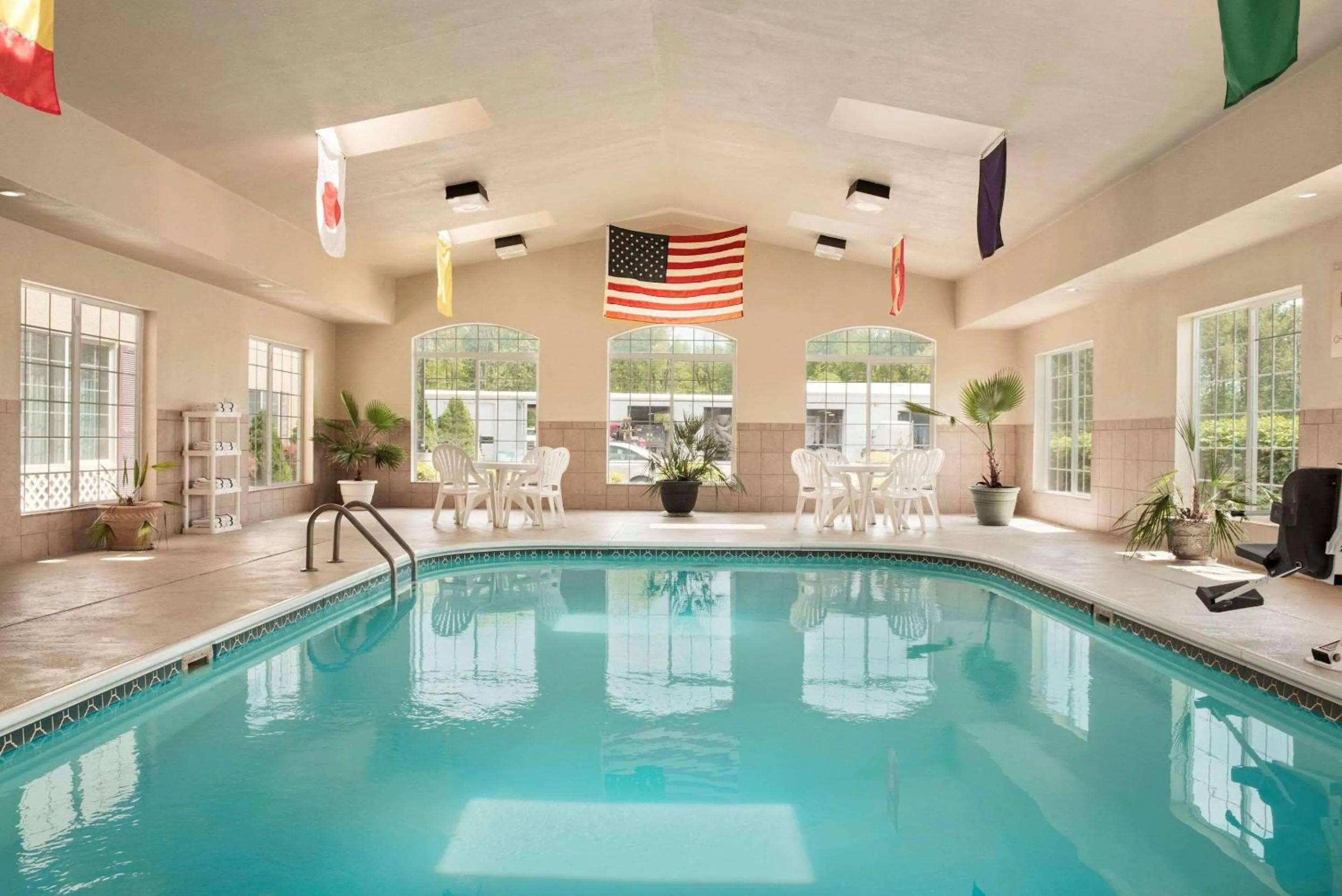 Swimming pool in Country Inn & Suites by Radisson, Paducah, KY