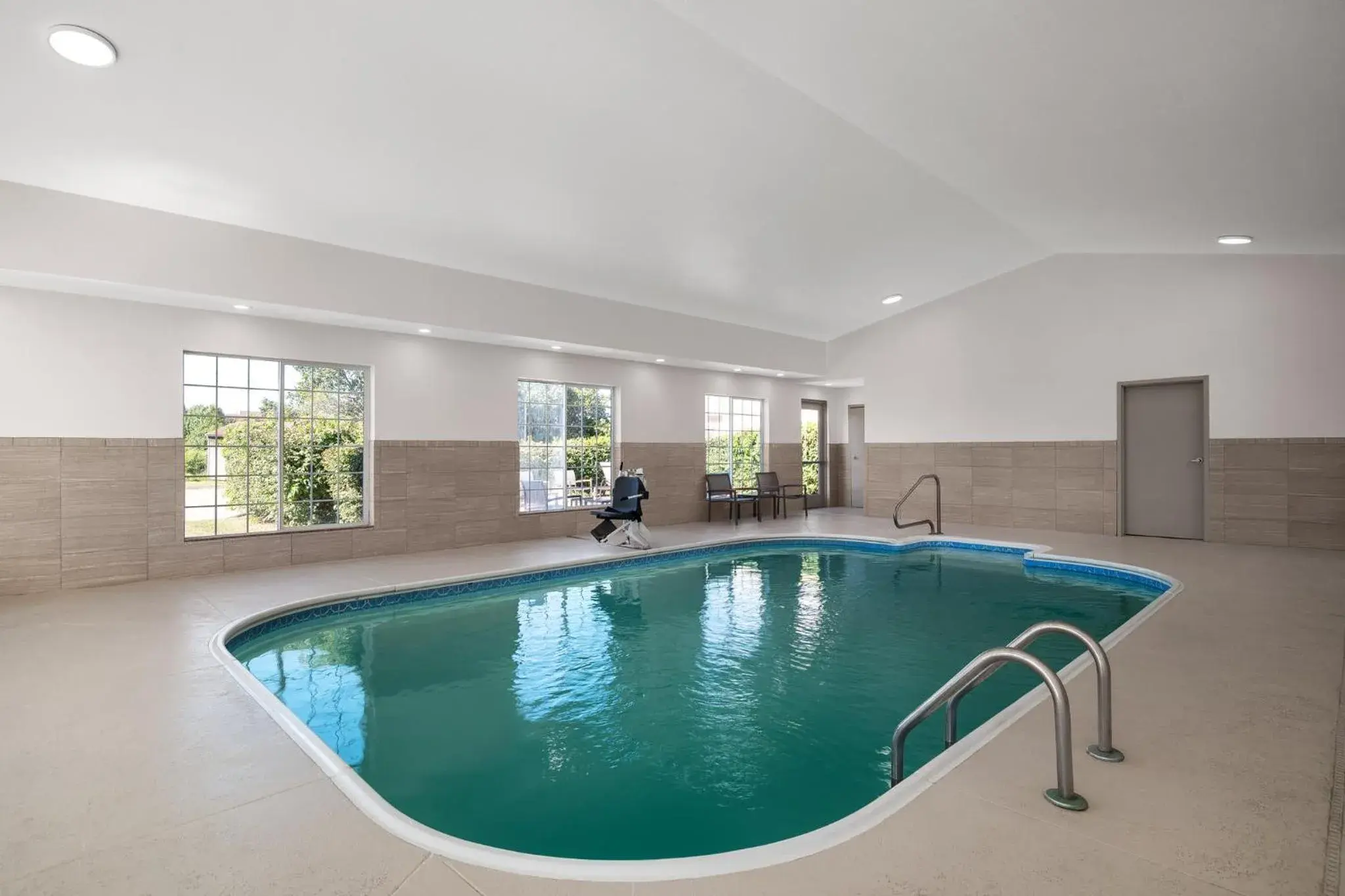 Swimming pool in Garner Hotel Paducah West Swimming pool in Garner Hotel Paducah West