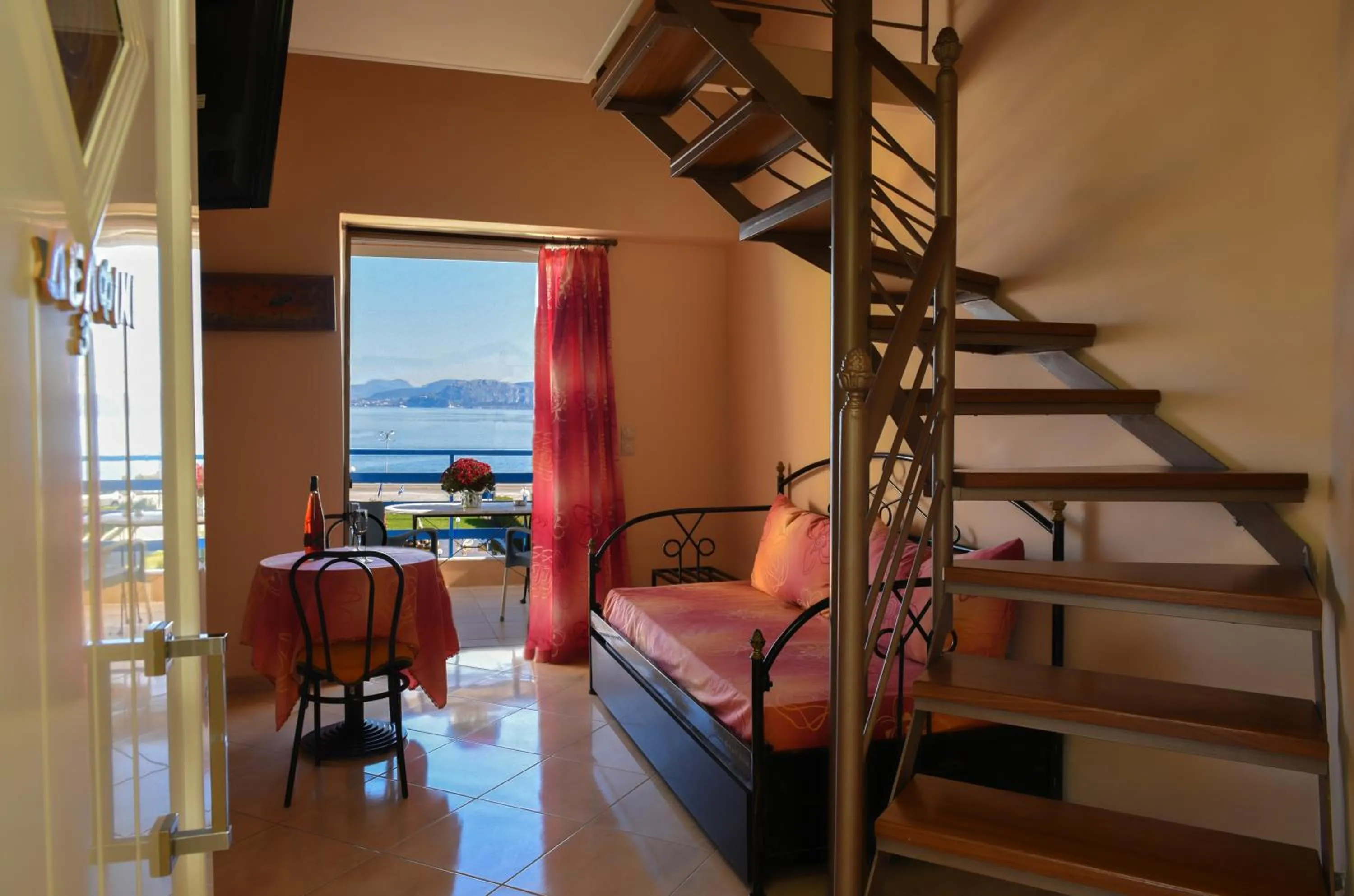Bed in Akrogiali