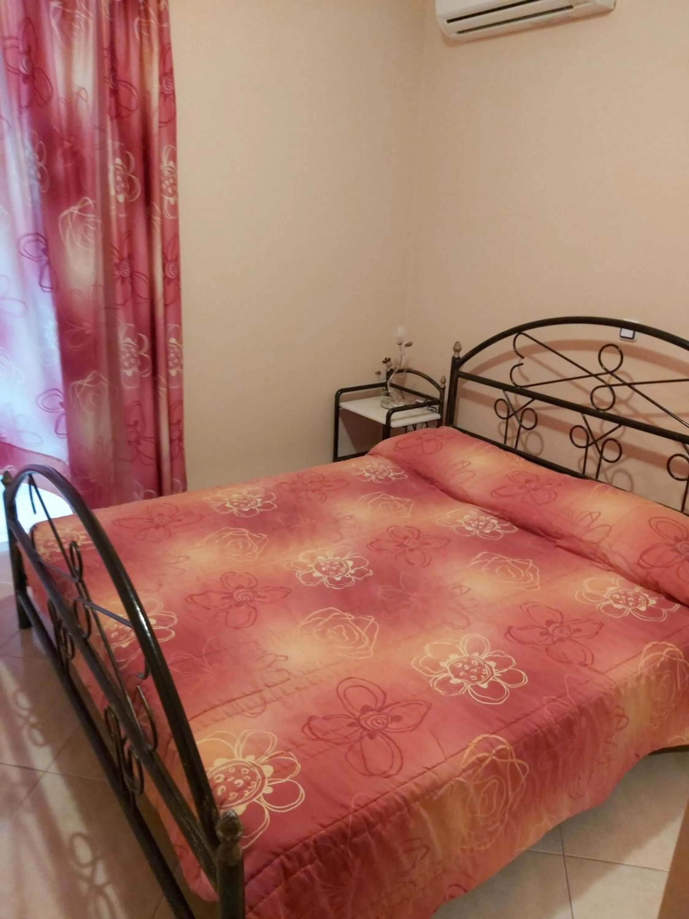 Bed in Akrogiali