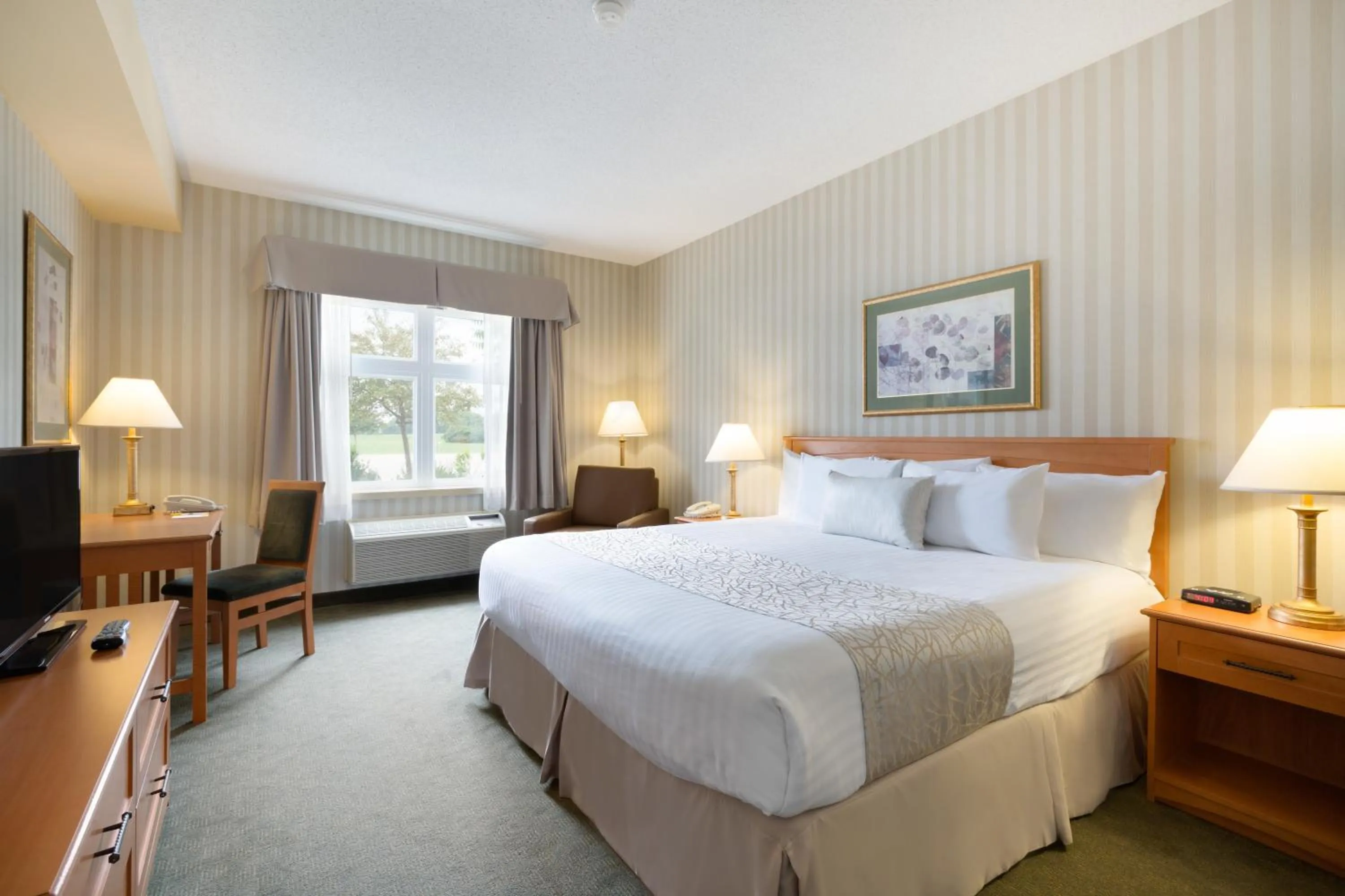 TV and multimedia, Bed in Days Inn by Wyndham Orillia