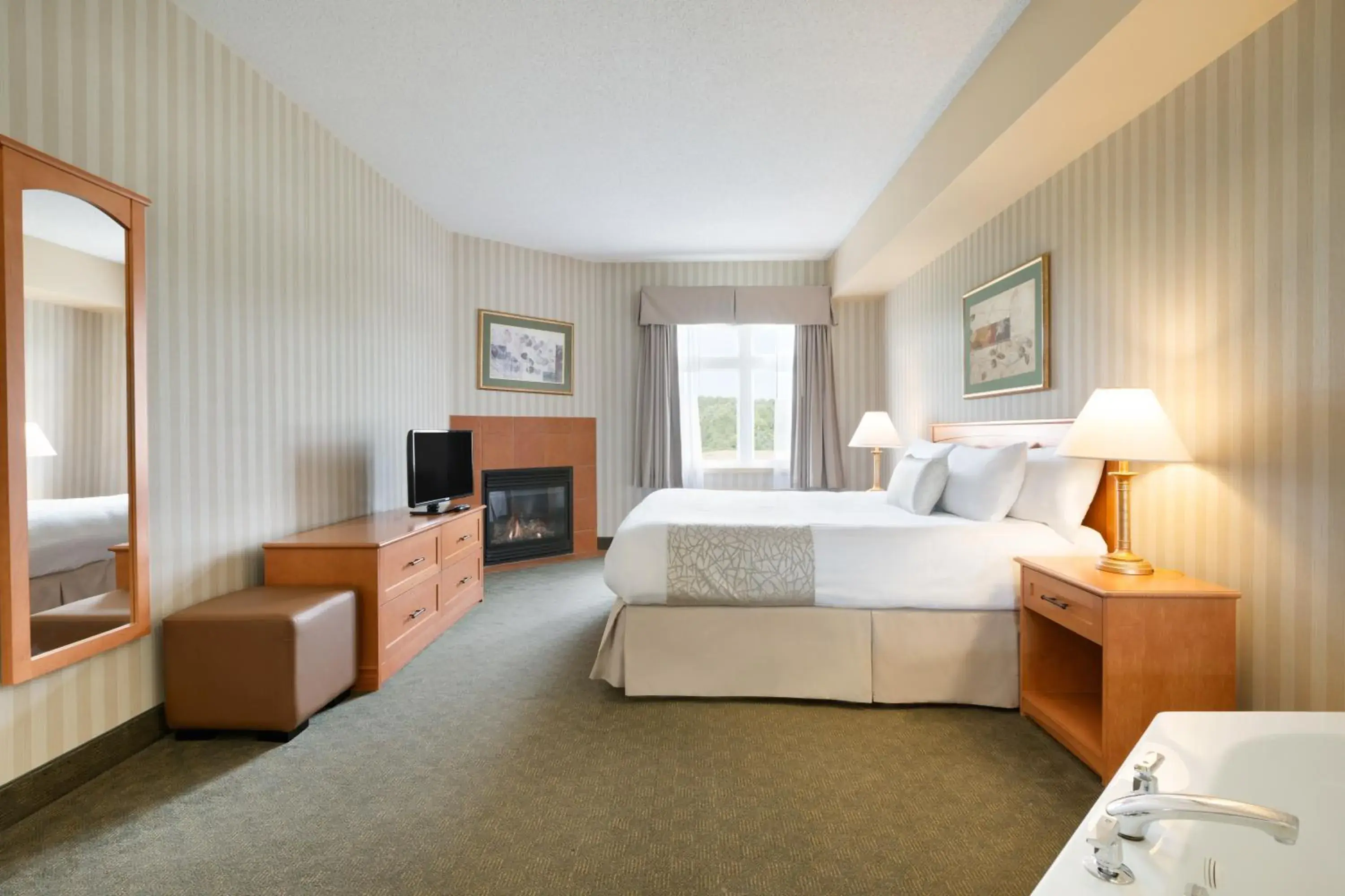 Bedroom, Bed in Days Inn by Wyndham Orillia Bedroom, Bed in Days Inn by Wyndham Orillia