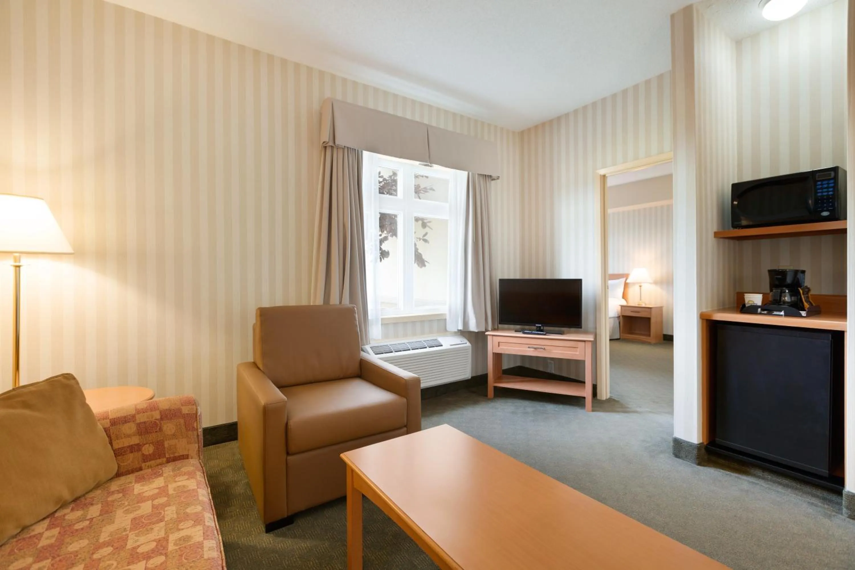 Bedroom in Days Inn by Wyndham Orillia