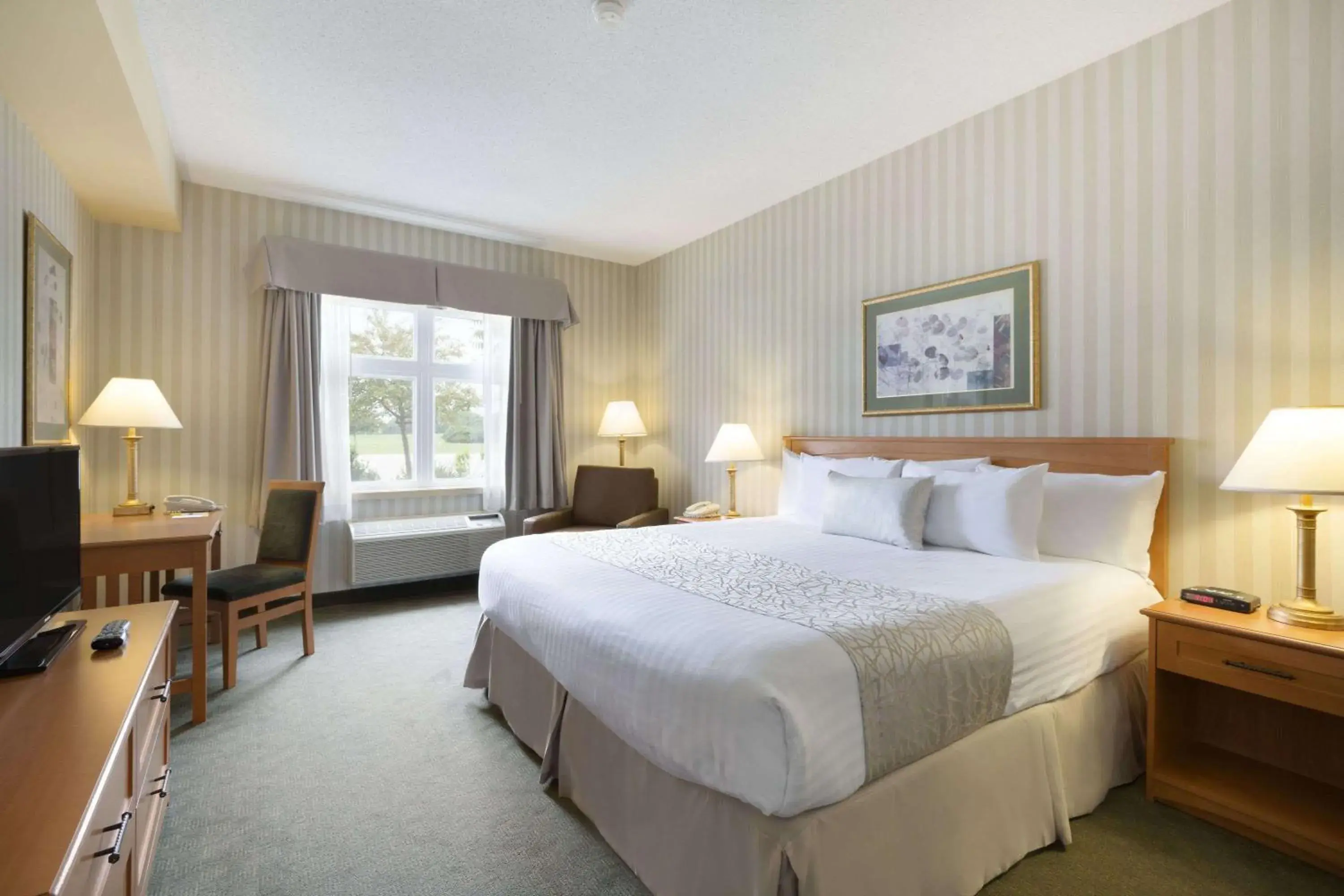 Photo of the whole room, Bed in Days Inn by Wyndham Orillia Photo of the whole room, Bed in Days Inn by Wyndham Orillia