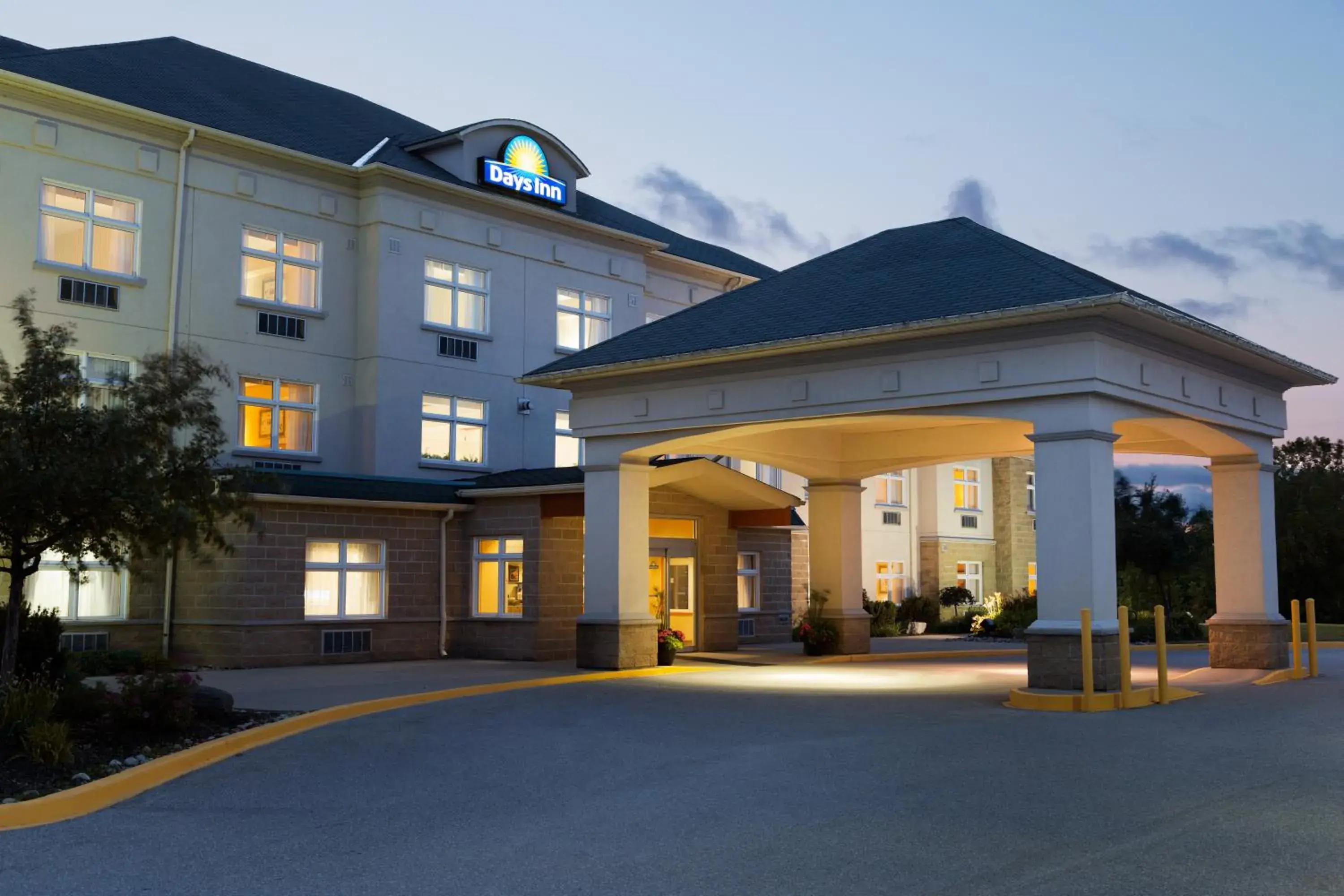 Facade/entrance in Days Inn by Wyndham Orillia Facade/entrance in Days Inn by Wyndham Orillia