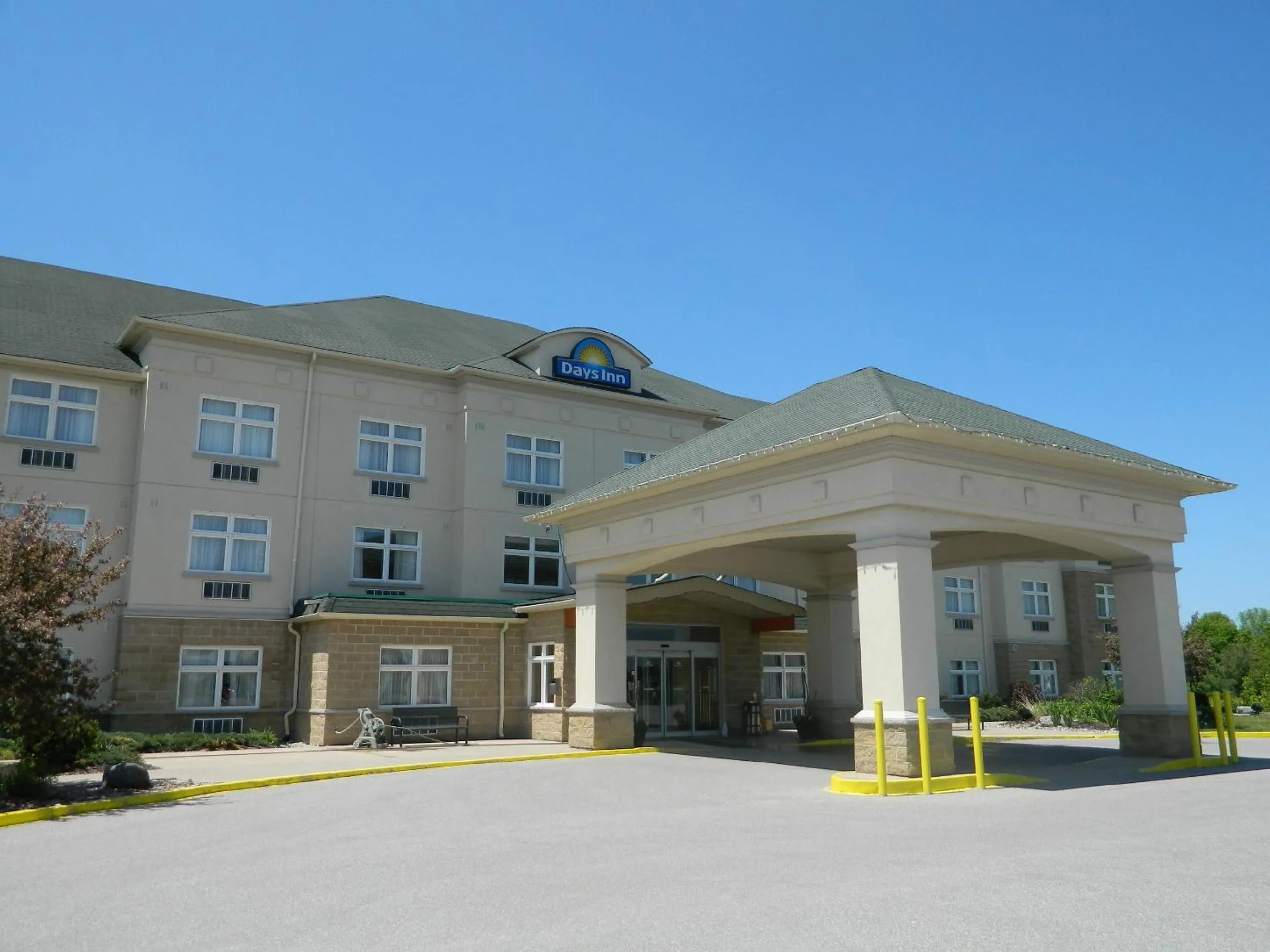 Facade/entrance in Days Inn by Wyndham Orillia