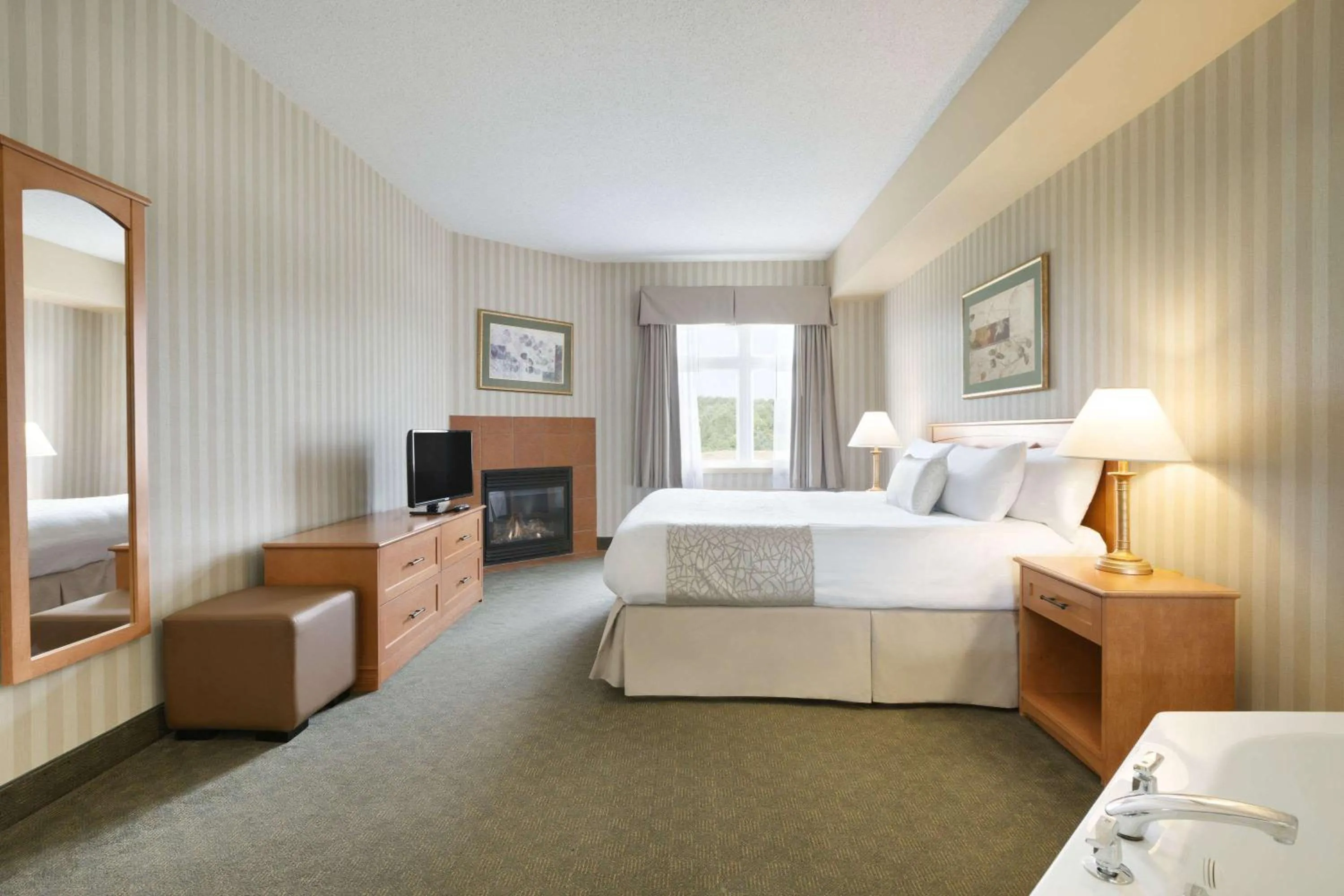 Photo of the whole room, Bed in Days Inn by Wyndham Orillia