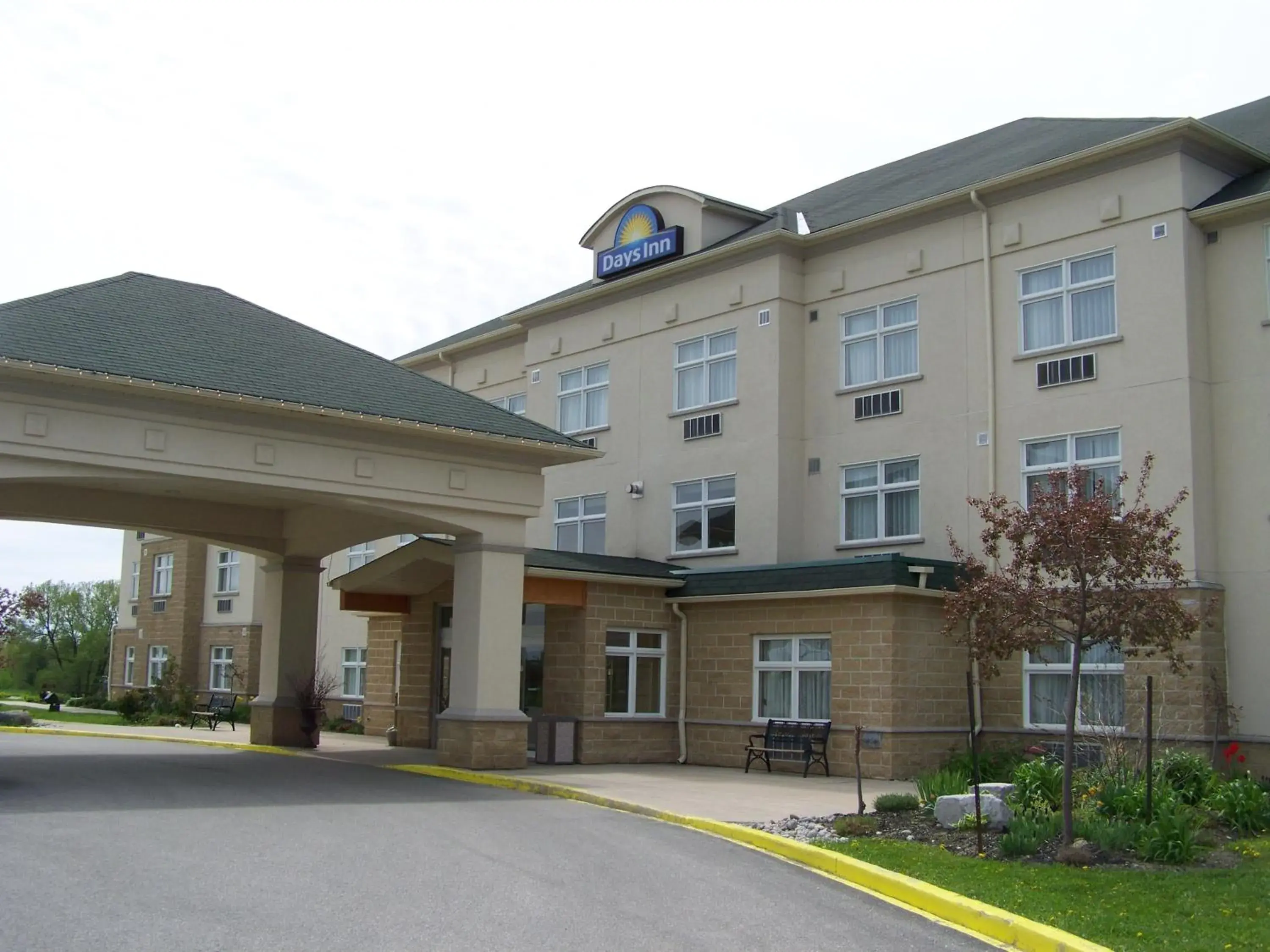 Facade/entrance in Days Inn by Wyndham Orillia Facade/entrance in Days Inn by Wyndham Orillia