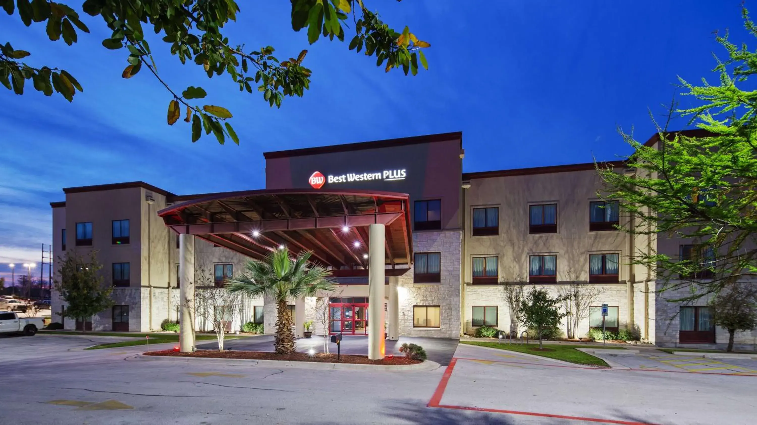 Property building in Best Western Plus Austin Airport Inn & Suites Property building in Best Western Plus Austin Airport Inn & Suites