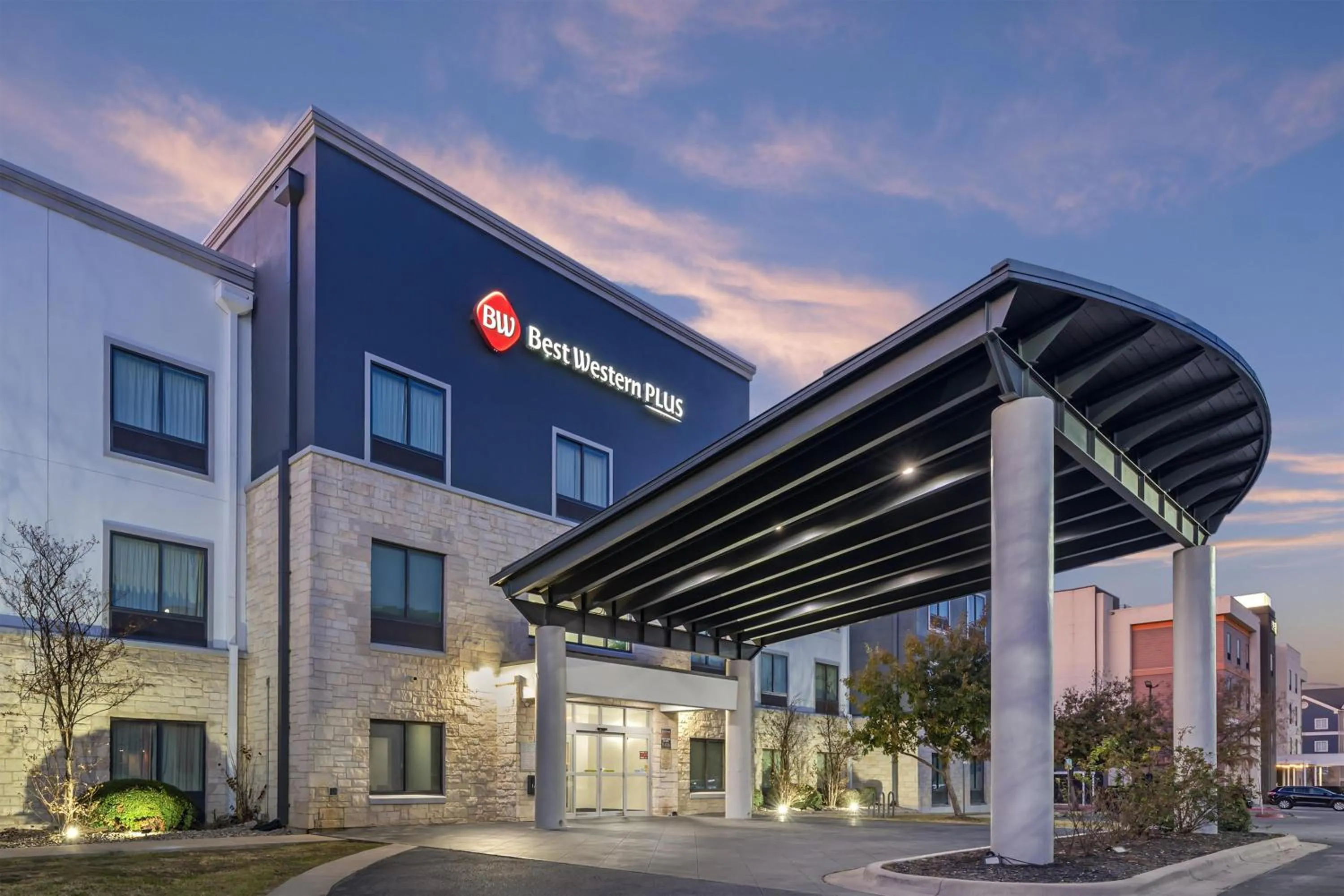 Property building in Best Western Plus Austin Airport Inn & Suites