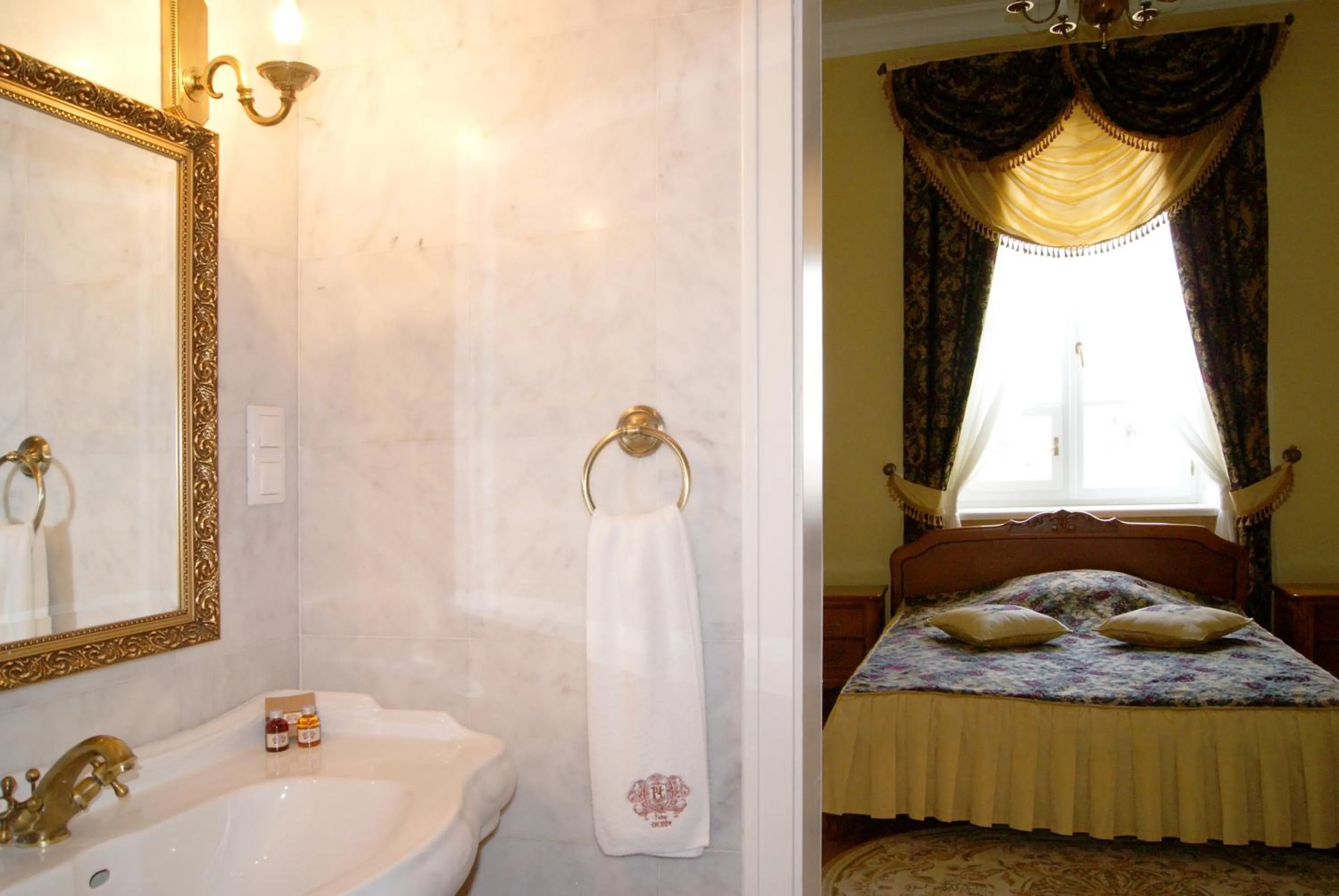 Bed in Pałac Łochów