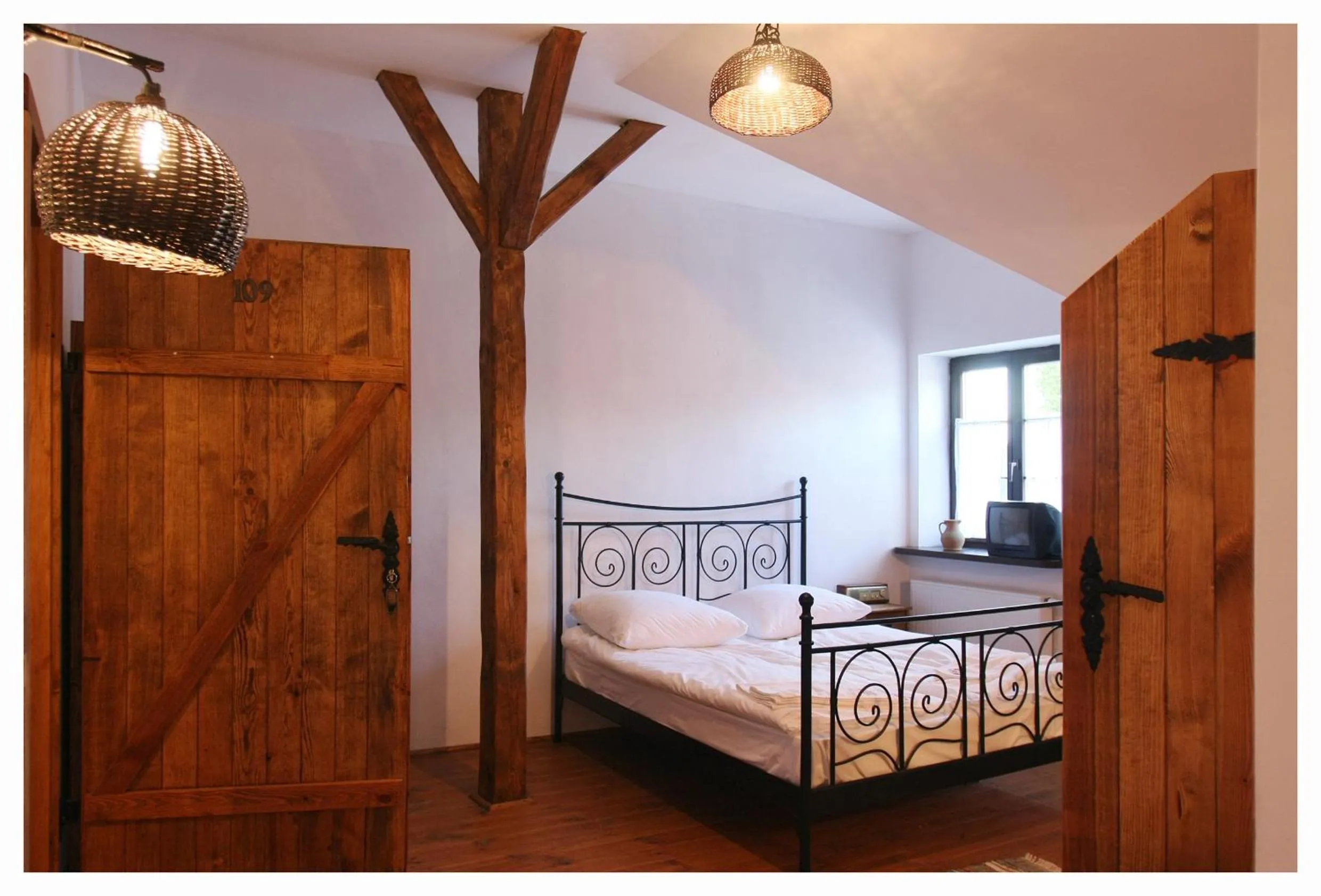 Other, Bed in Pałac Łochów